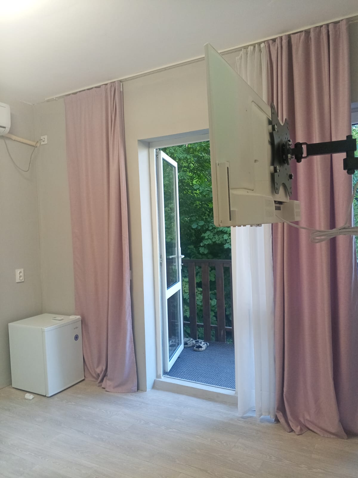 Двухместный номер с балконом и видом на горы и лес