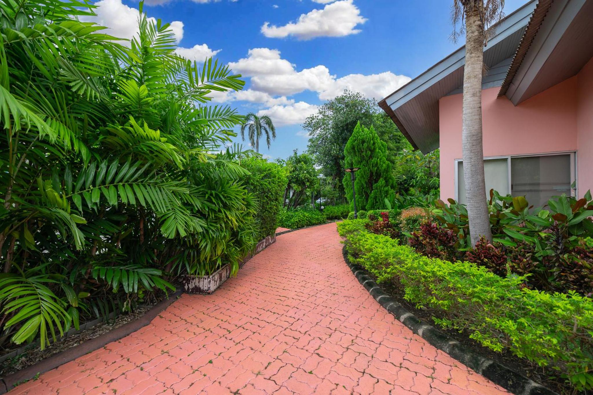 Deluxe Bungalow with Garden View