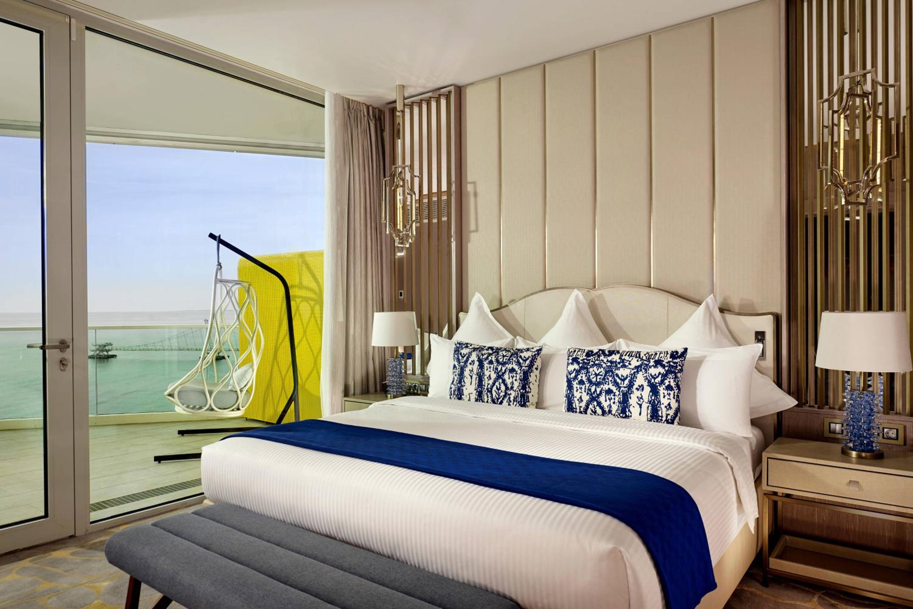 Piano One-Bedroom King Suite with Sea View and Balcony