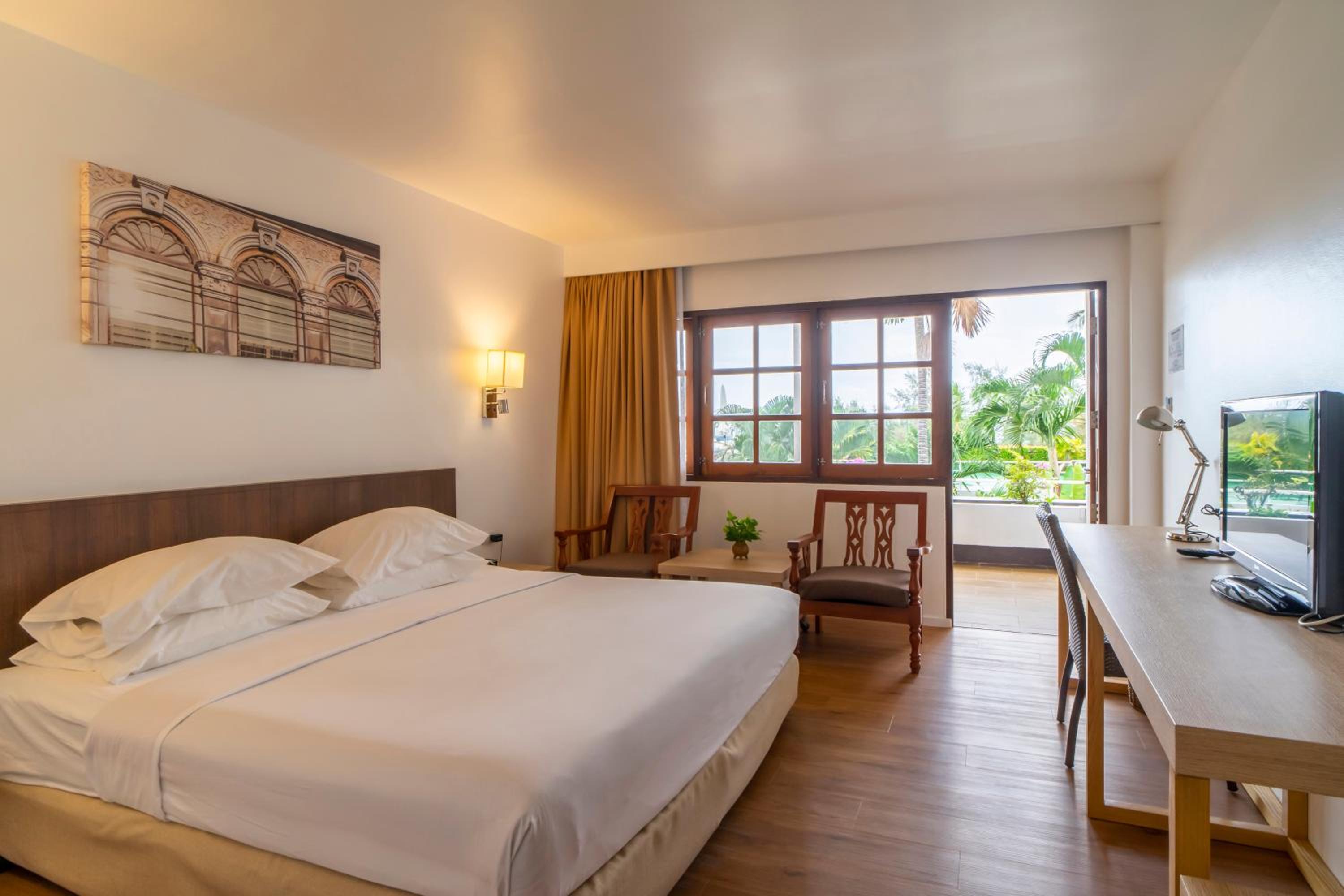 Superior King Room with Partial Ocean View