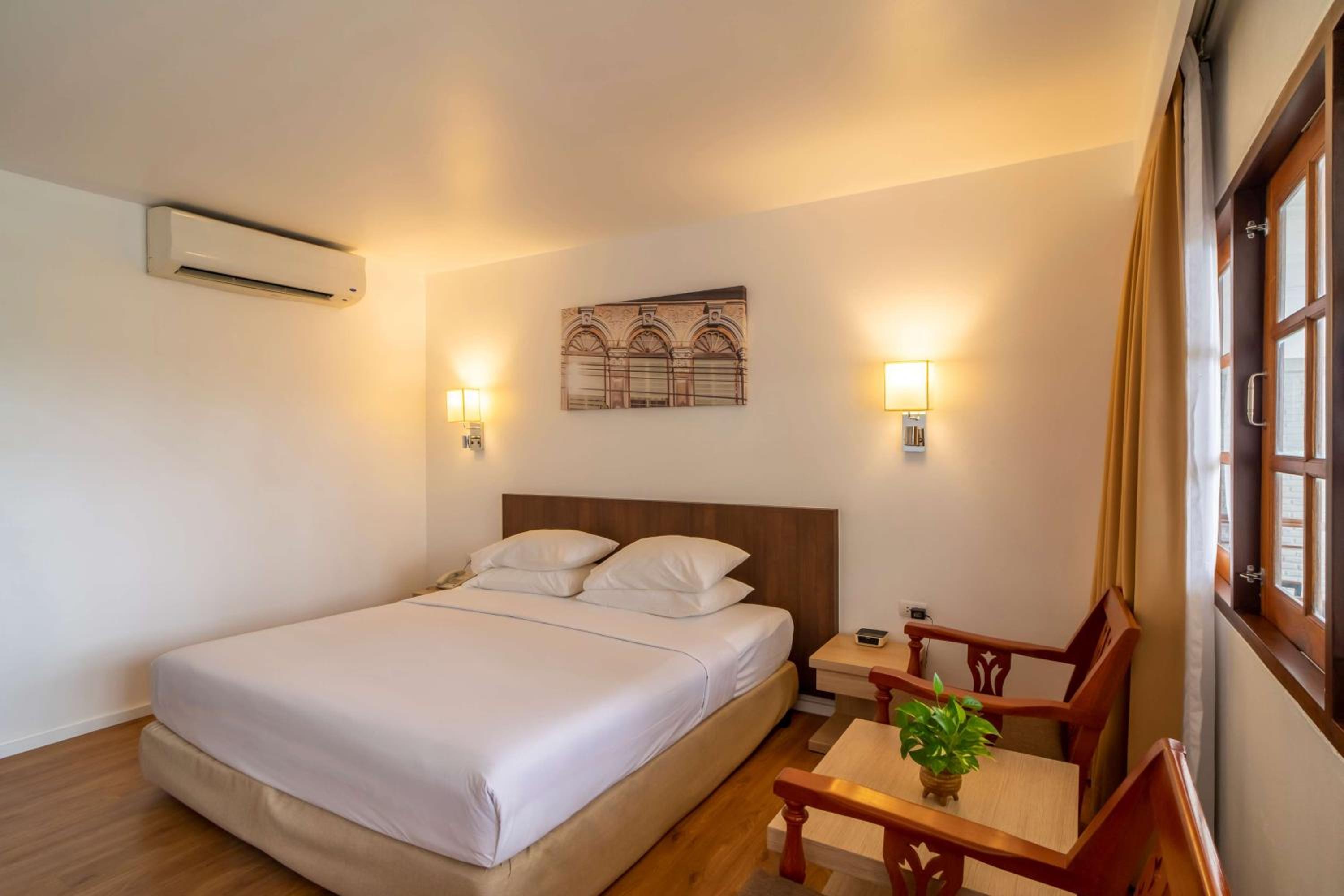 Superior King Room with Partial Ocean View