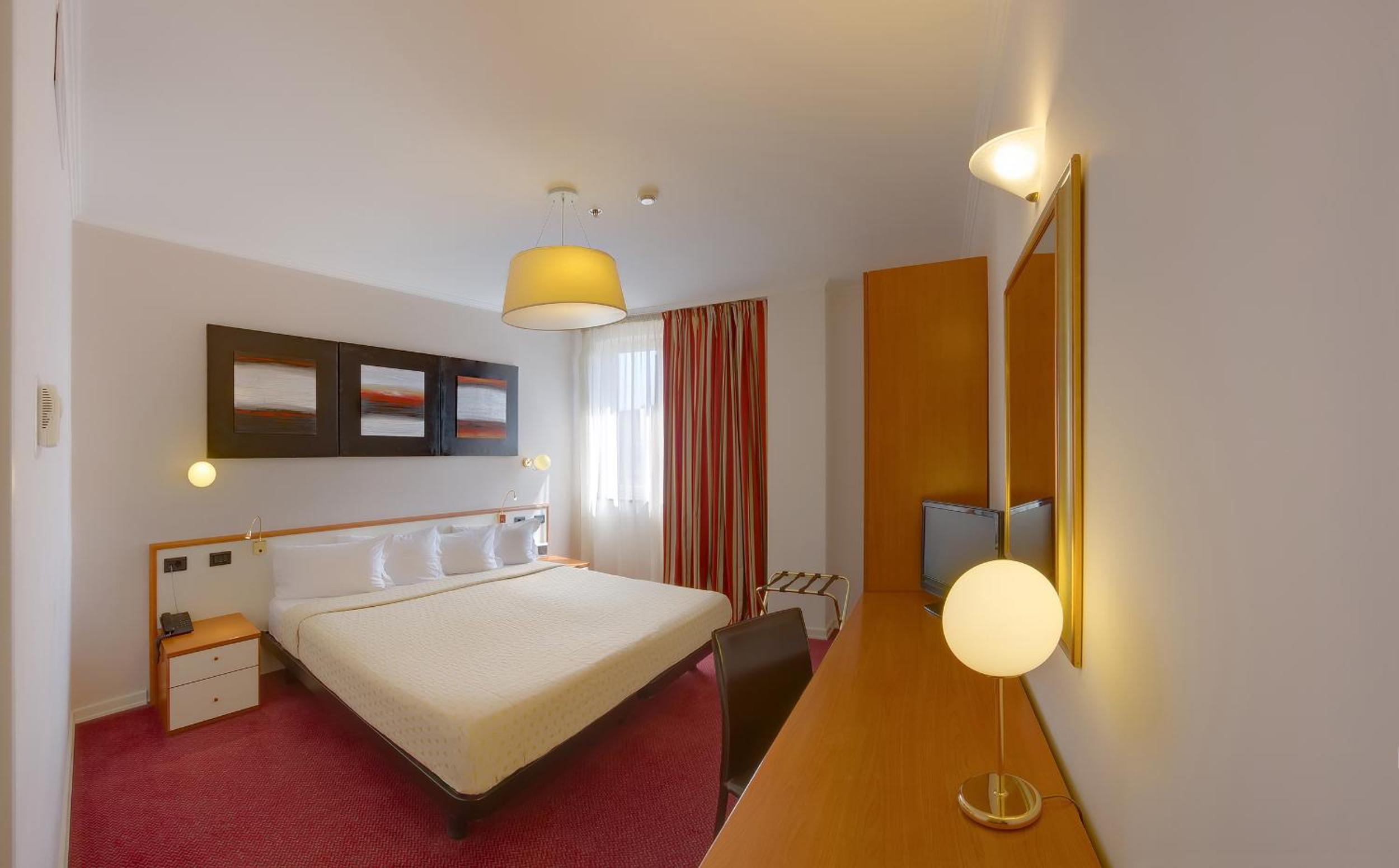 King Room - Non-Smoking