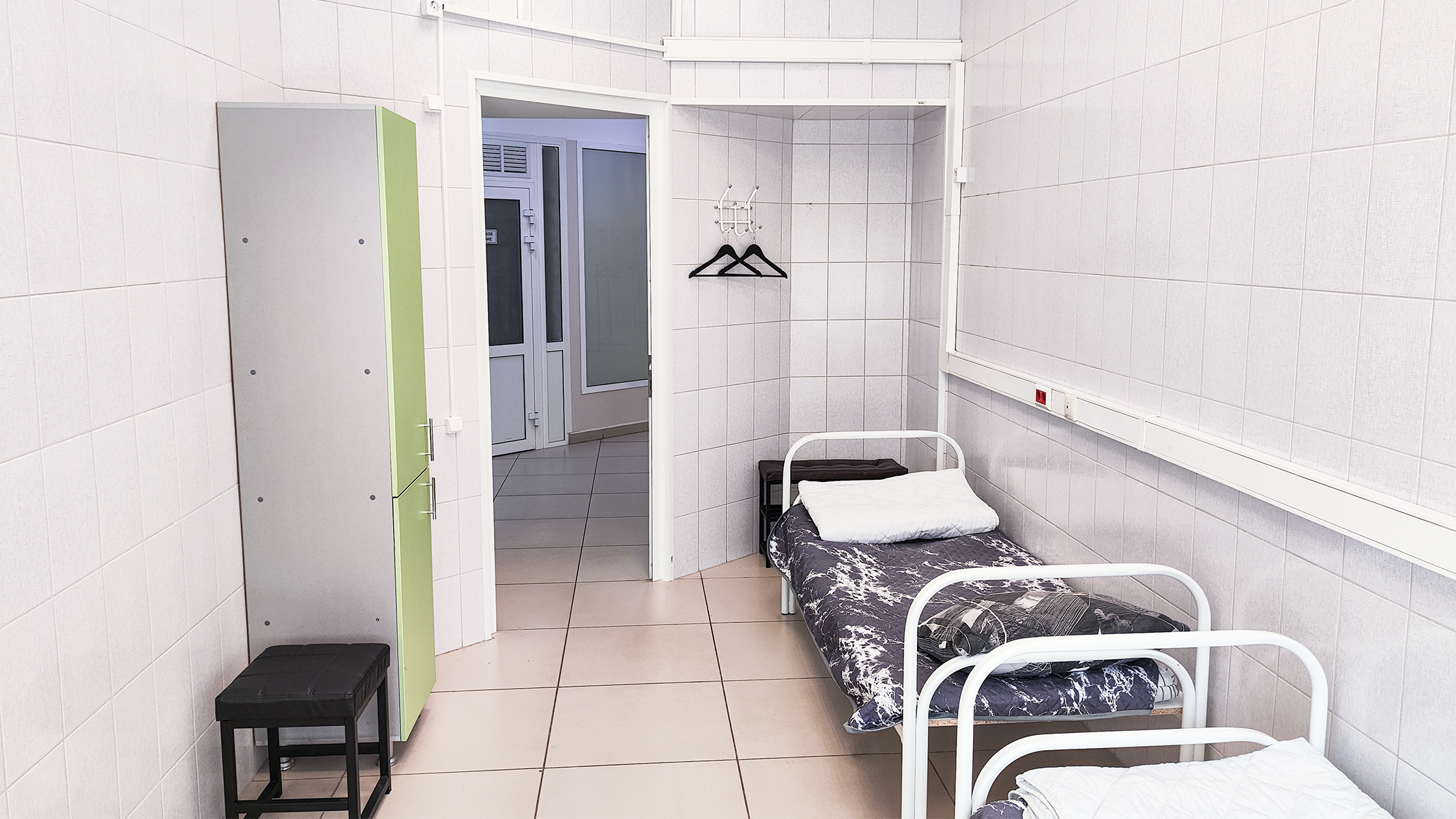 Двухместный эконом с двухярусной кроватью, умывальником и окном