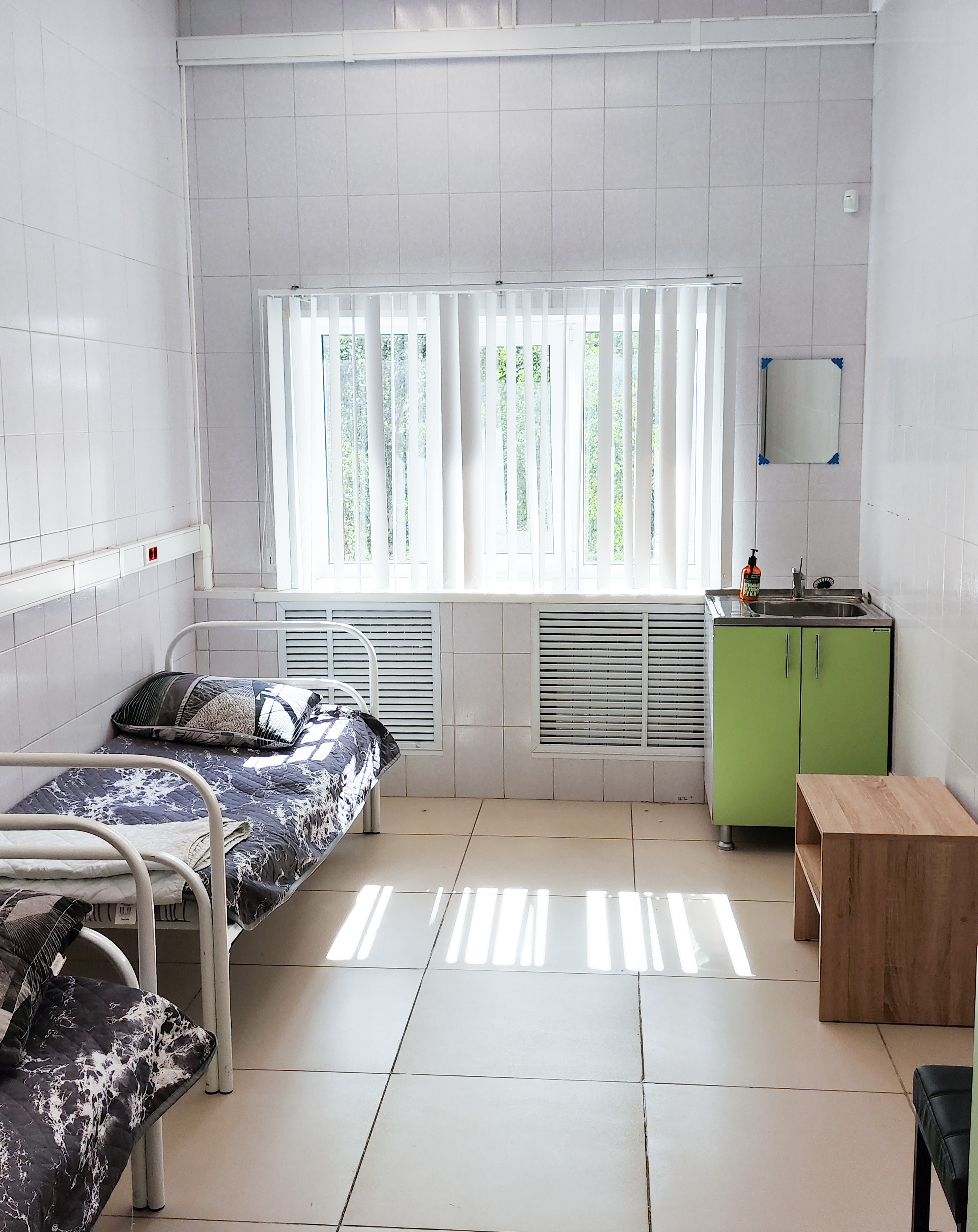 Двухместный эконом с двухярусной кроватью, умывальником и окном