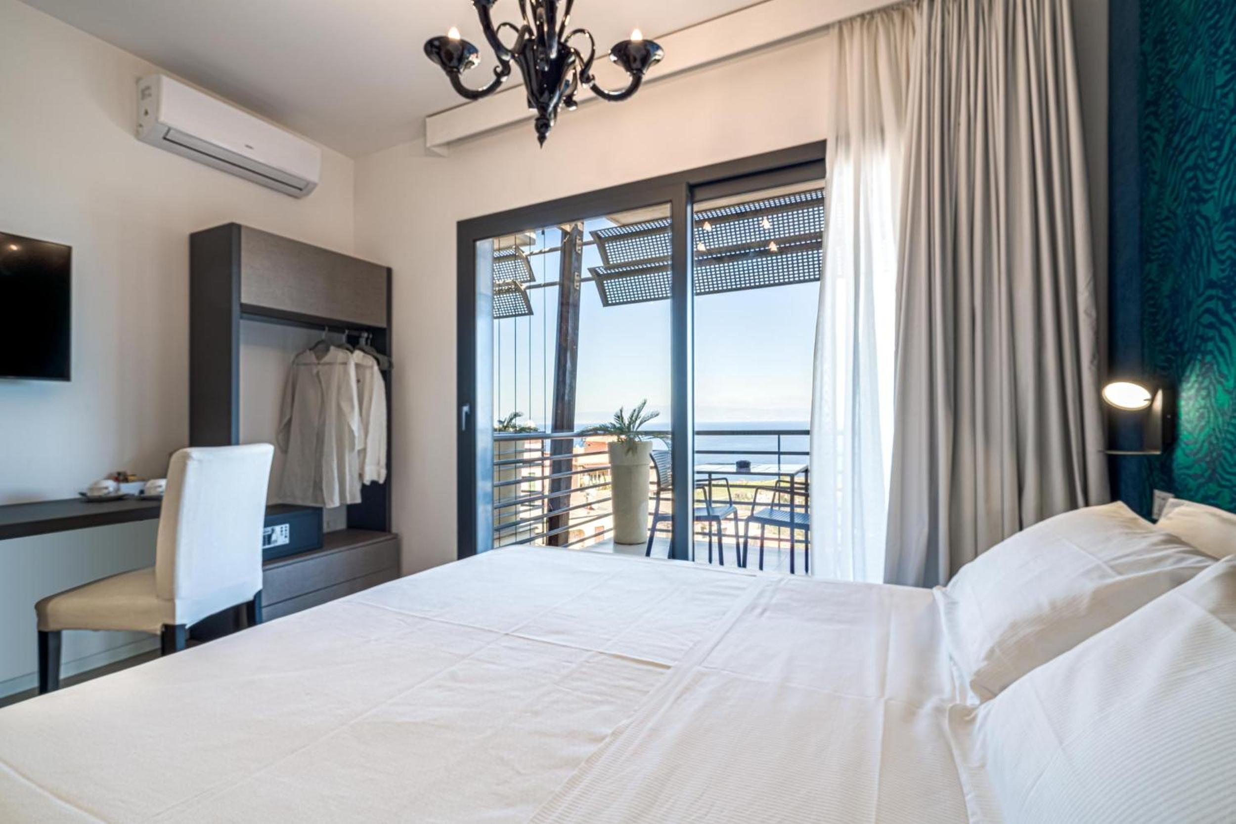 Deluxe Double Room with Balcony and Sea View