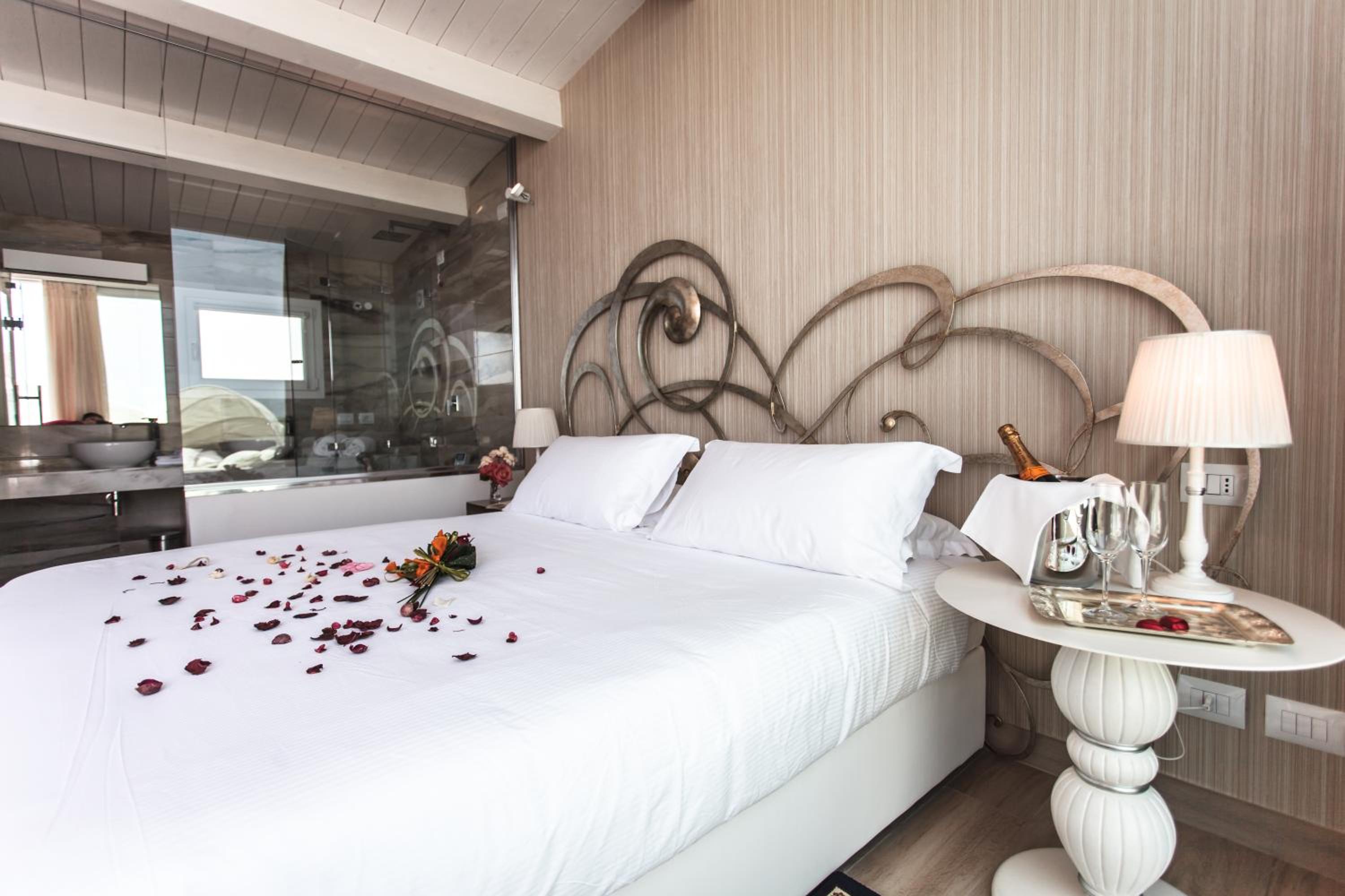 Queen Suite with Sea View and Hot Tub