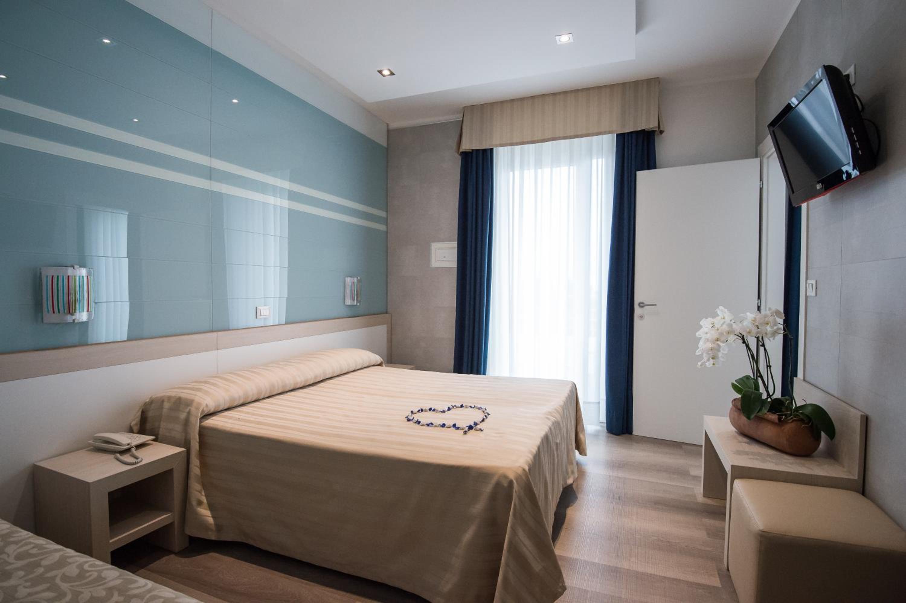 Elegance Triple Room with access to the Beach 