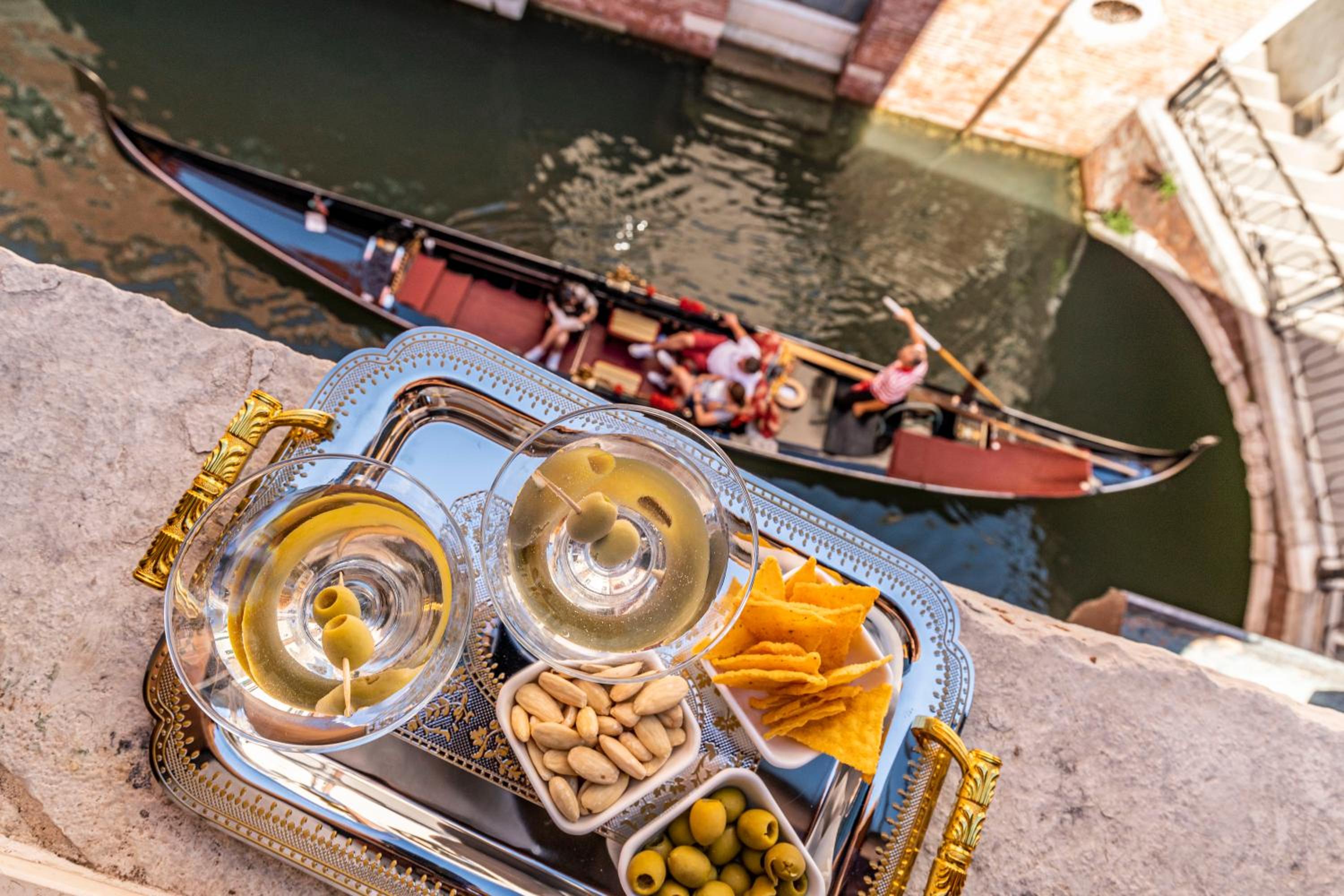 Suite with Canal View