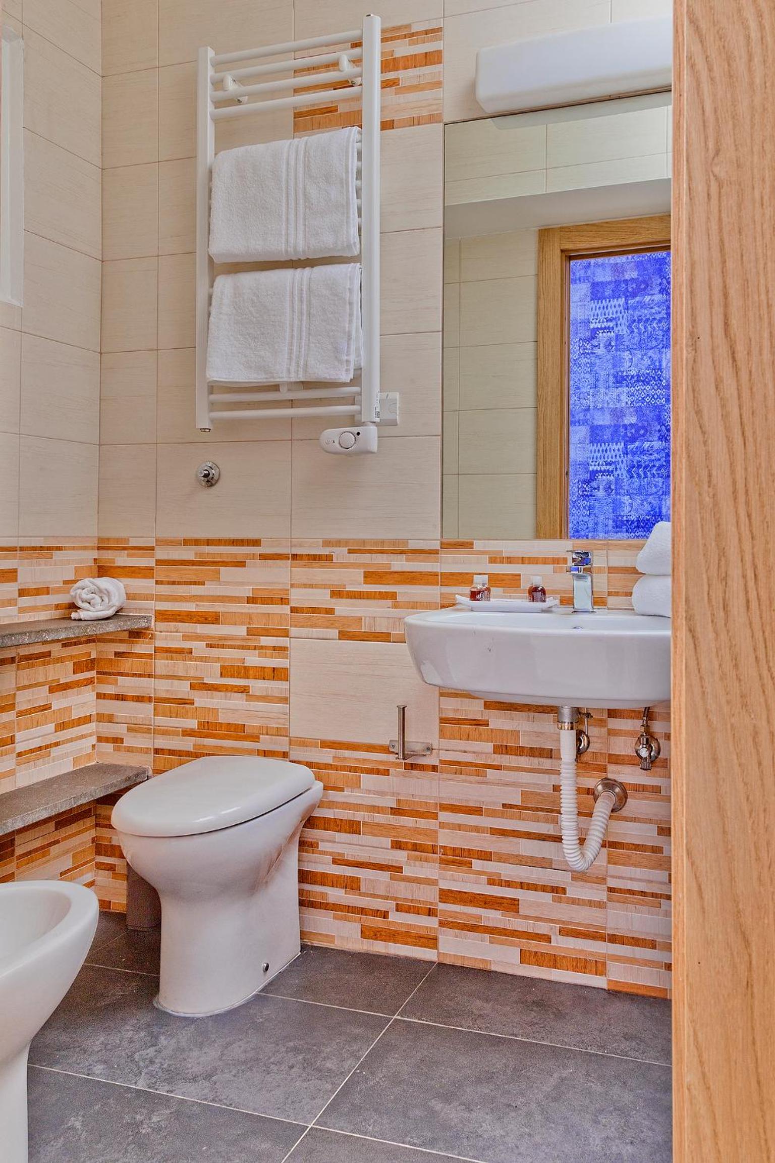 Economy Twin Room with Private Bathroom