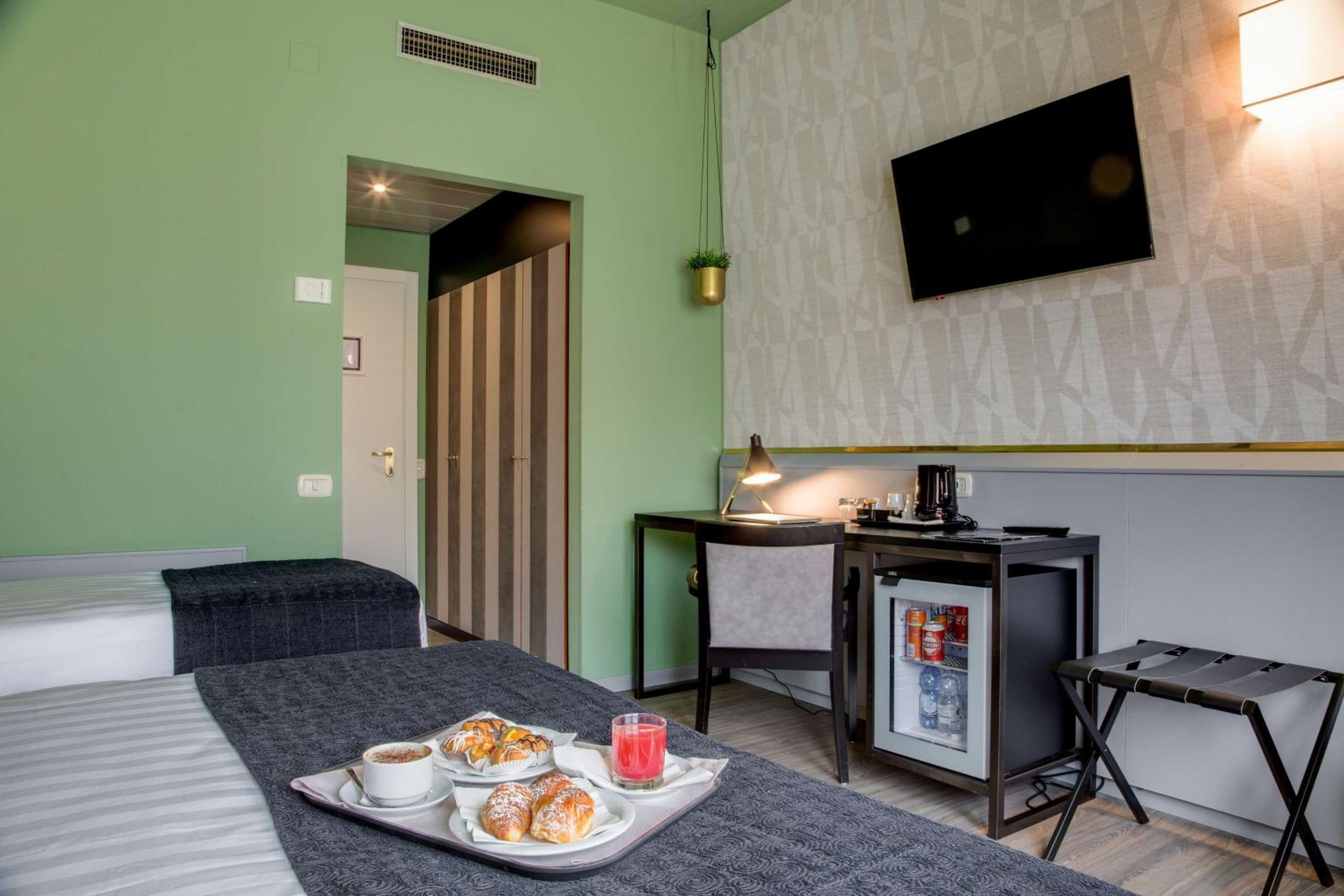 Classic Queen Room with Single Bed