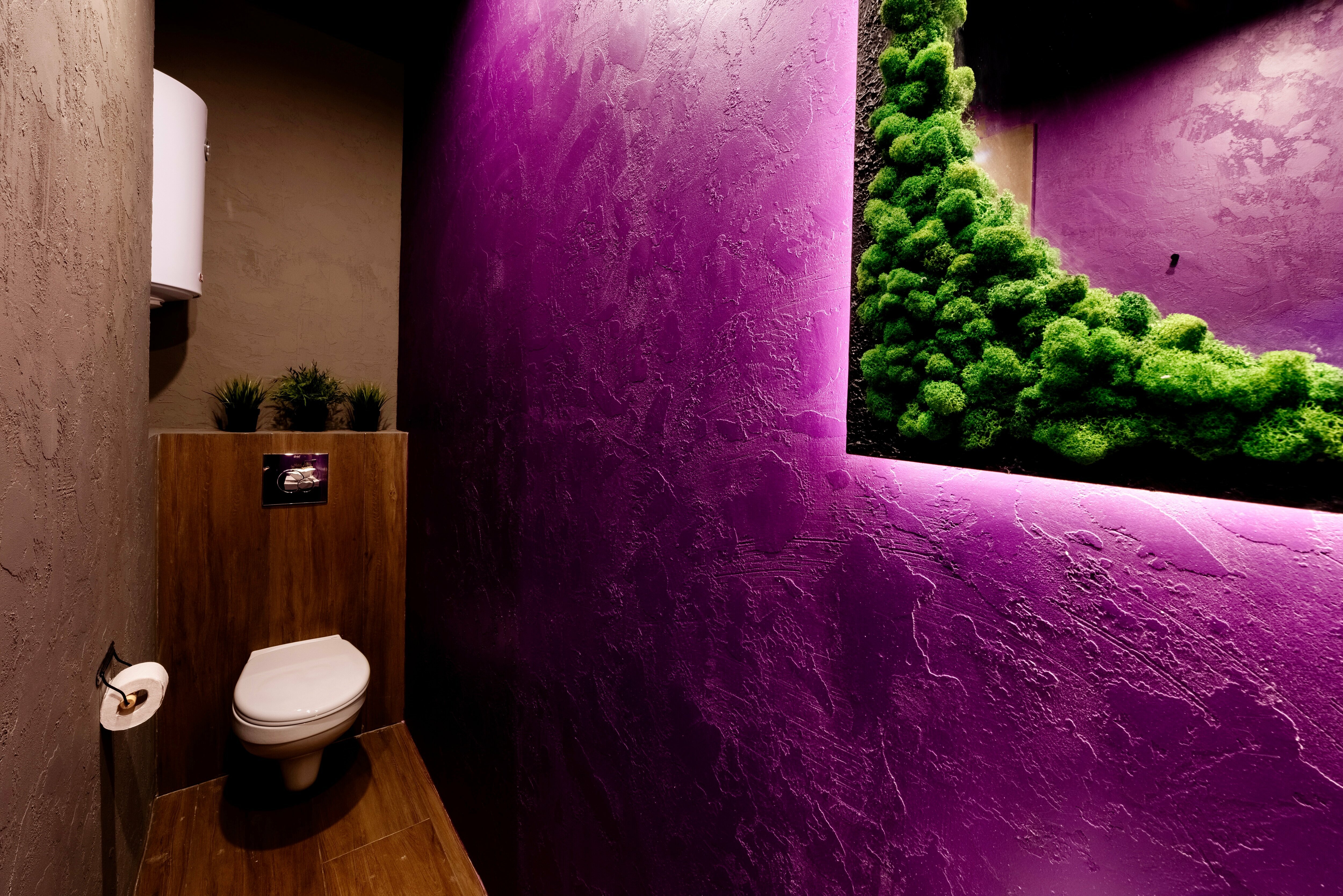 В бронь на 2х чел.включена только  кровать.Если 2м гостям необходимо два раздельных спальных места,доплата 500 руб.3-4 гостя-кровать и диван(всего 2 двуспал.одеяла).Доп.одеял нет.