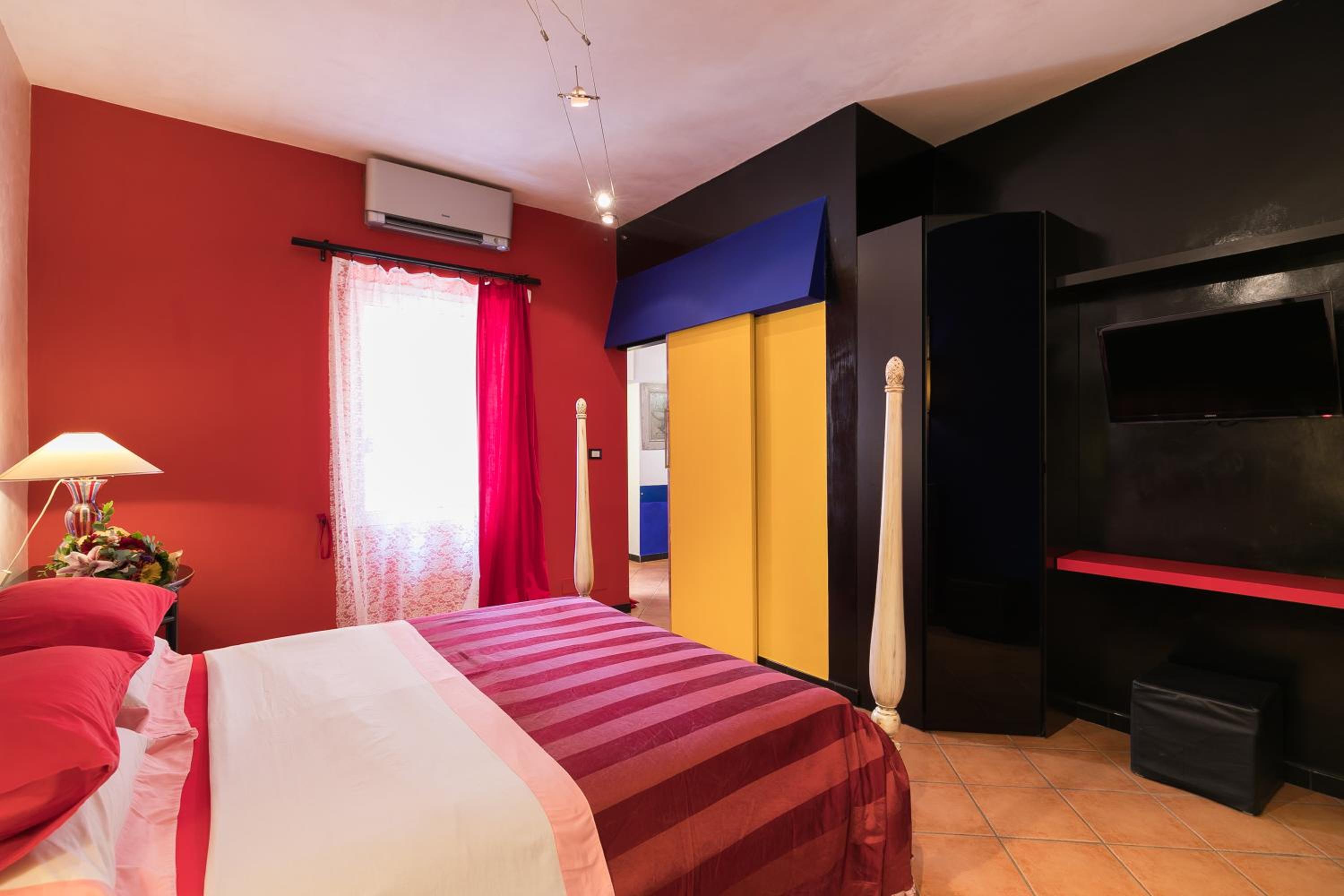 Deluxe One-Bedroom Apartment with Balcony 