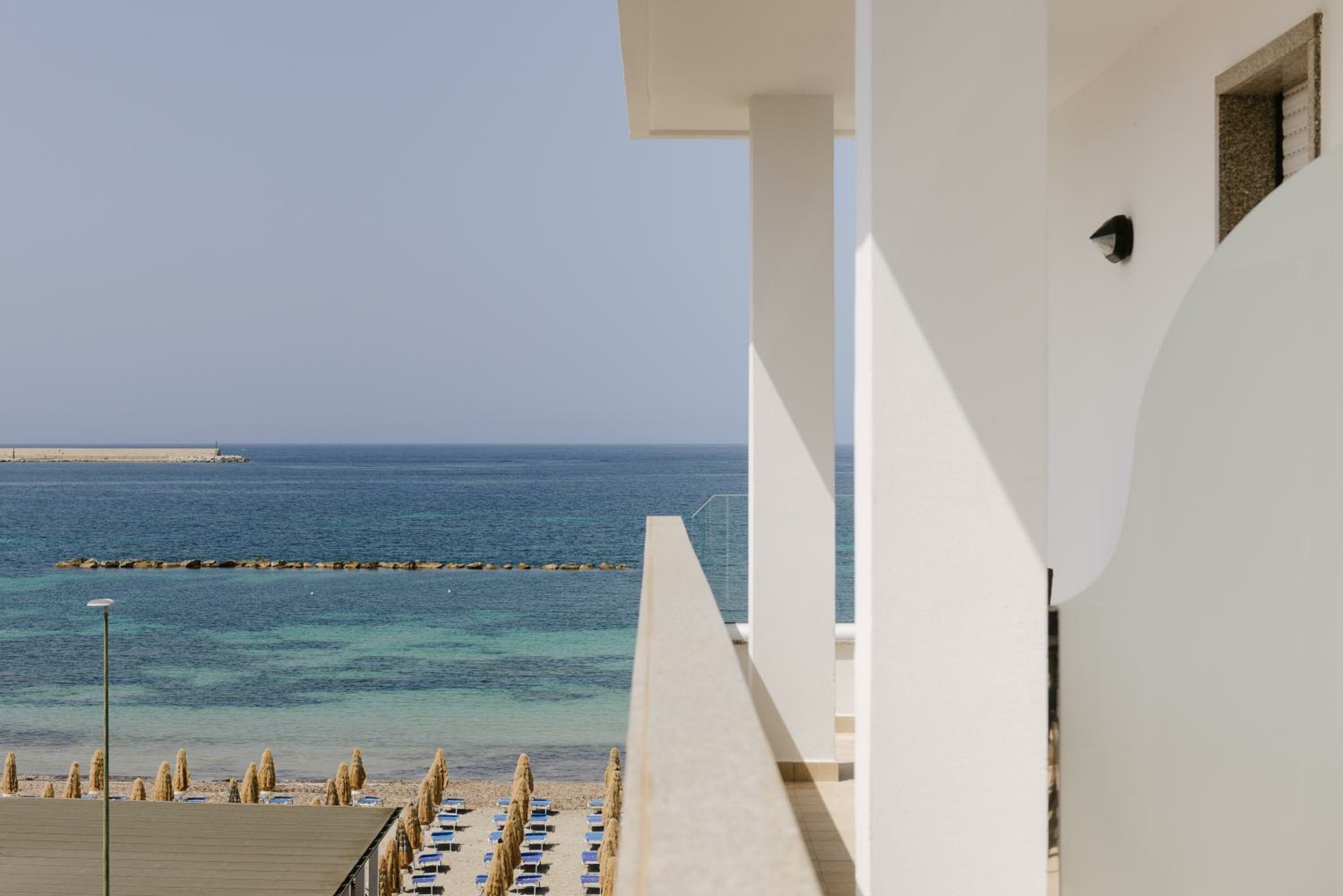 Comfort One-Bedroom Apartment with lateral Sea view