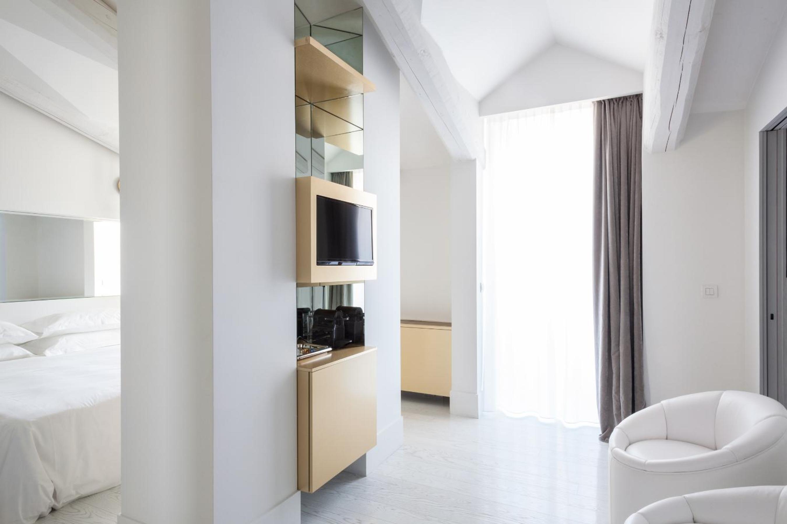 Junior Suite with Terrace and City view