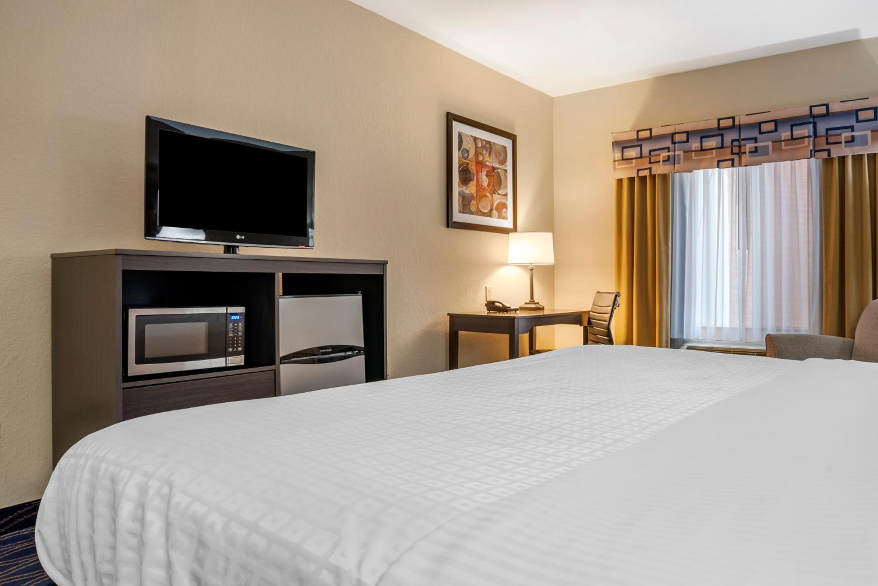 King Room with Bath Tub - Mobility Accessible