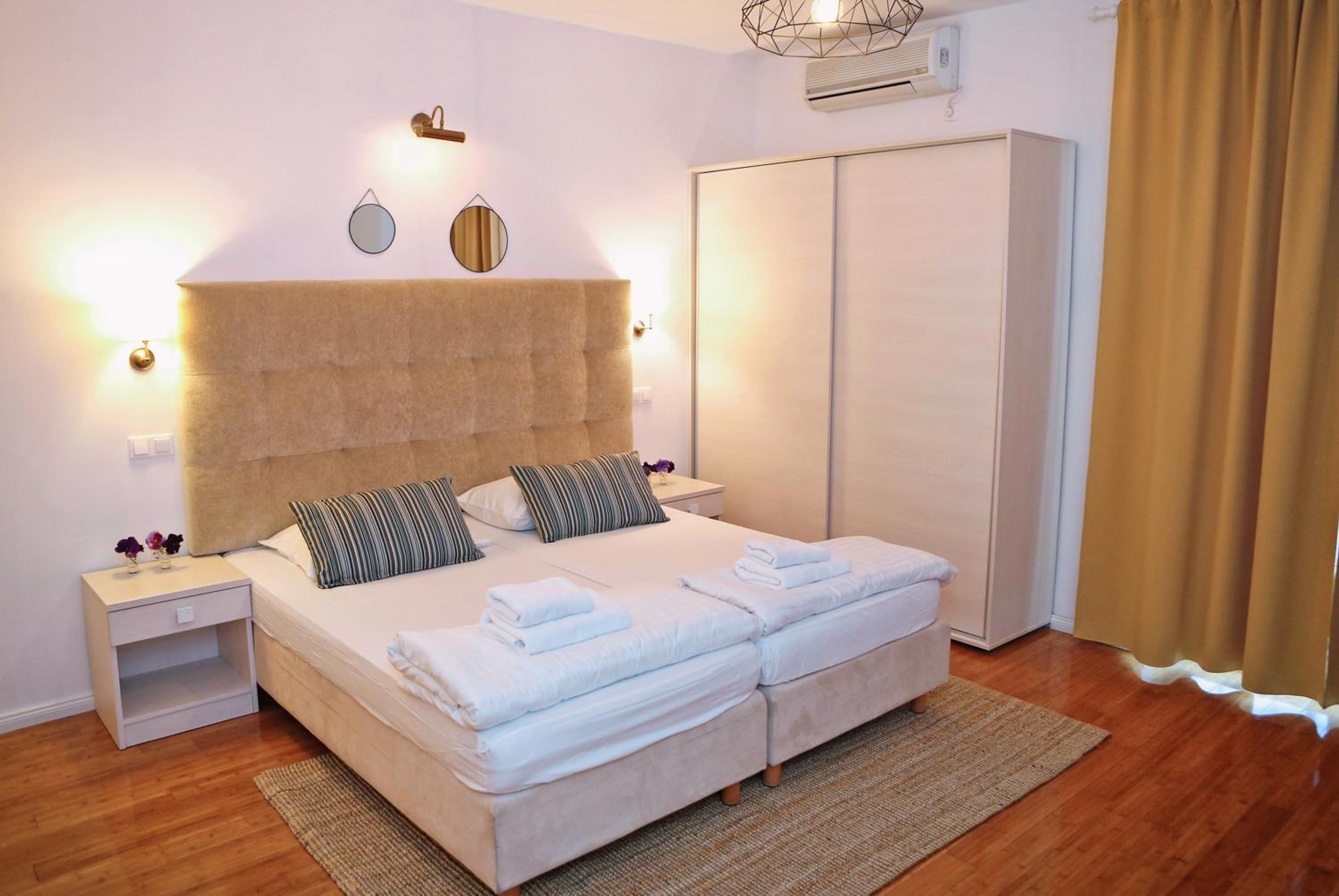 Family Room (2 Adults + 2 Children)