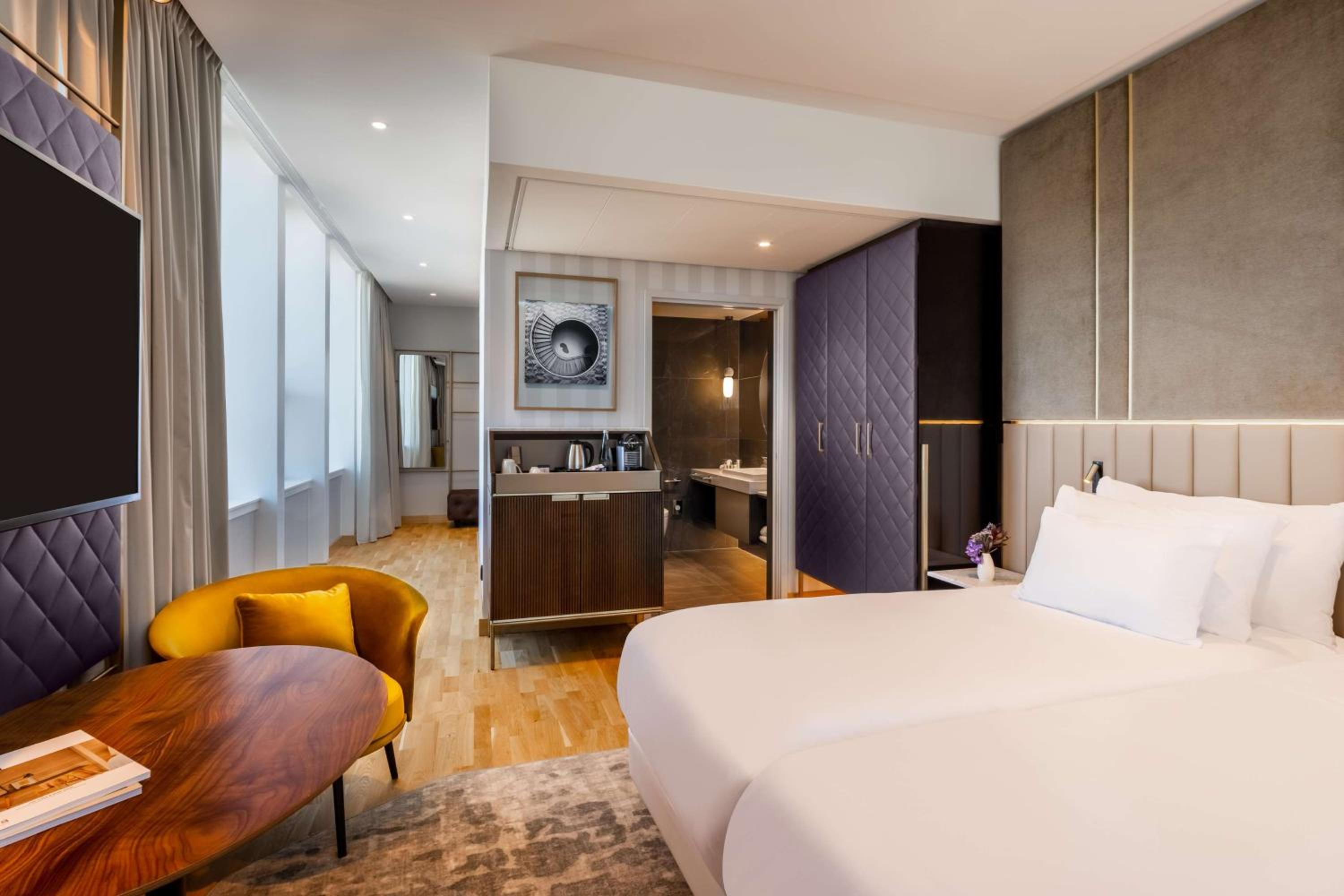 Superior Corner Room