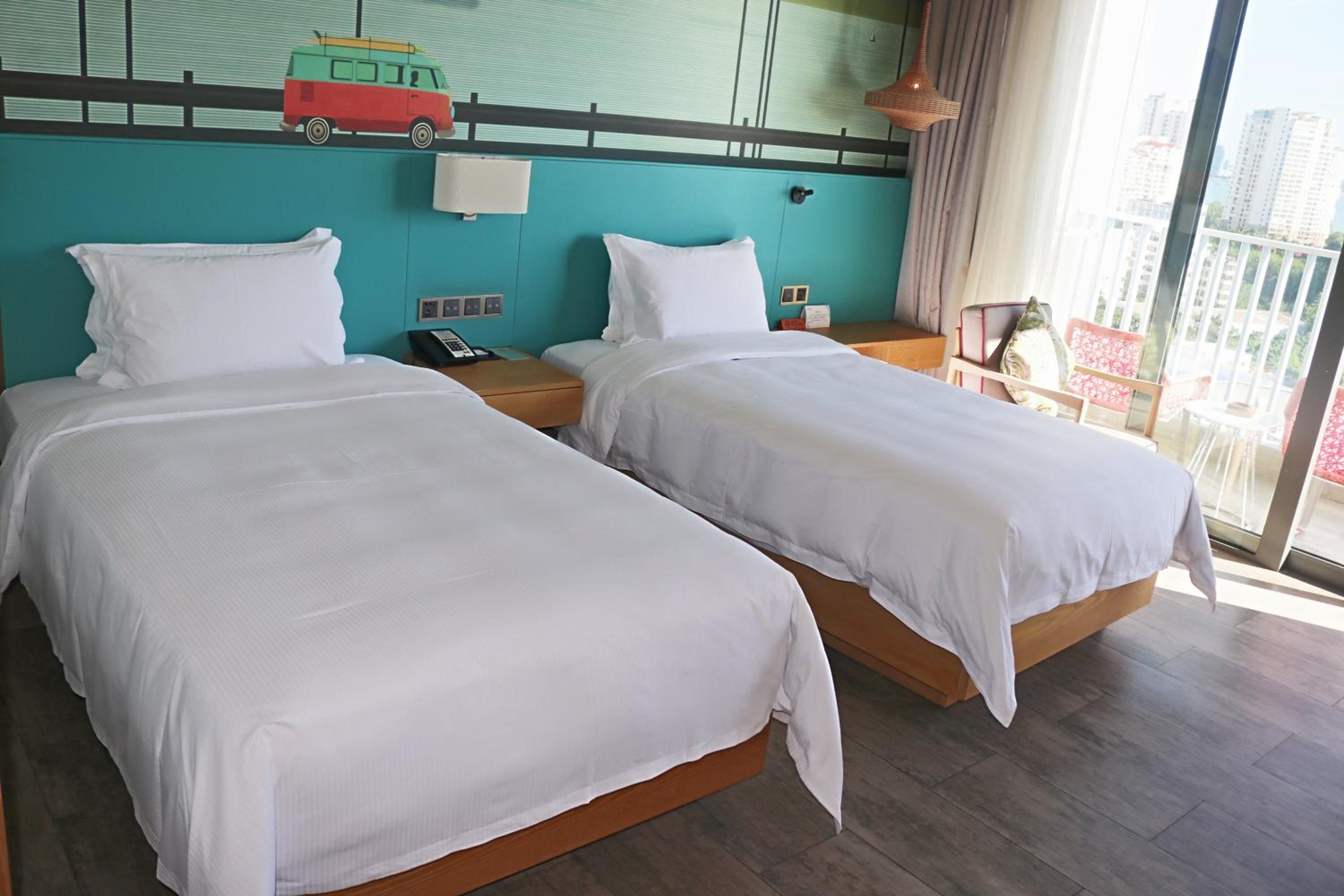 Twin Guestroom with Balcony and Sea View