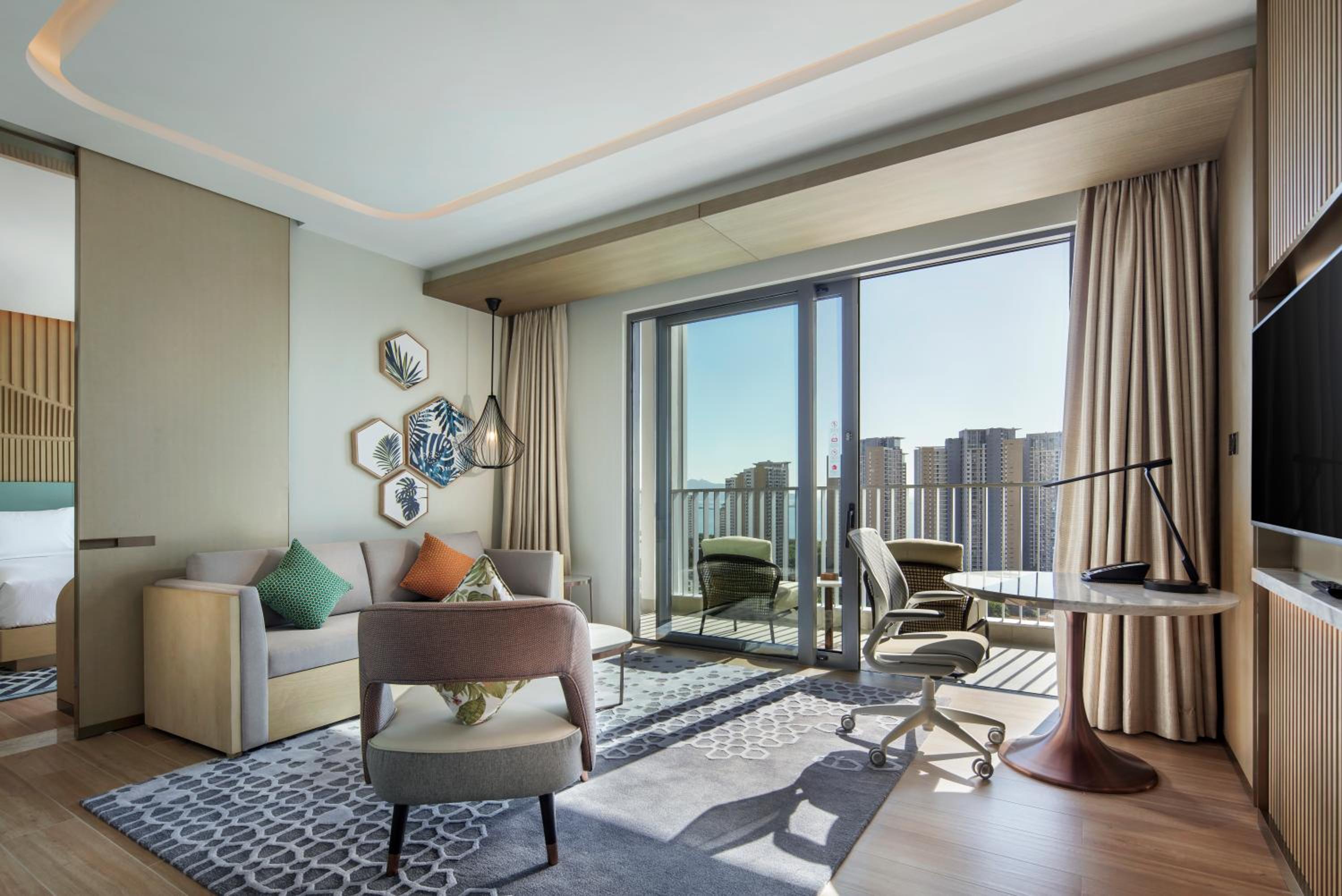 One-Bedroom King Suite with Sea View and Balcony
