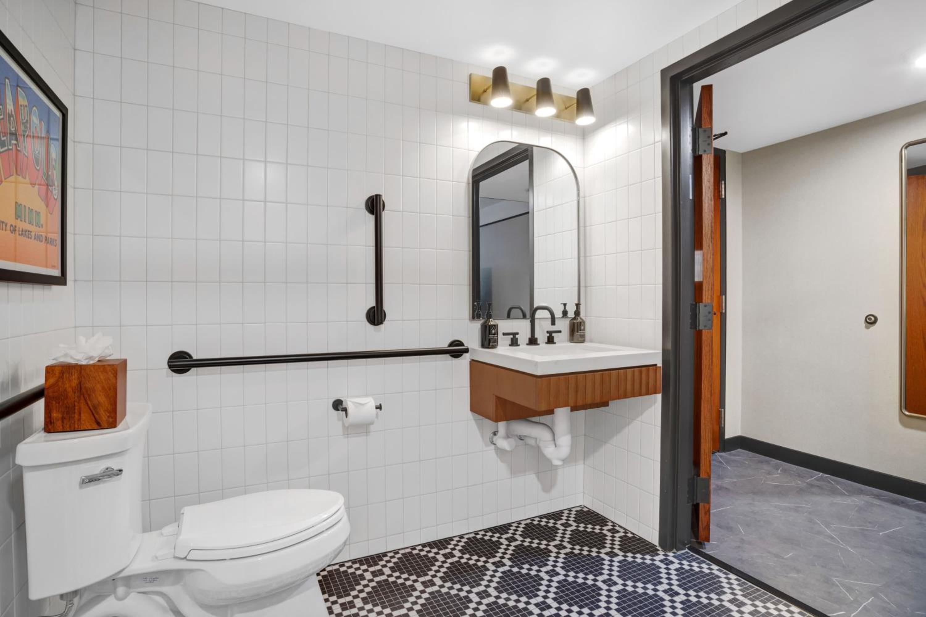 King Room - Mobility Access/Roll in Shower - Non-Smoking