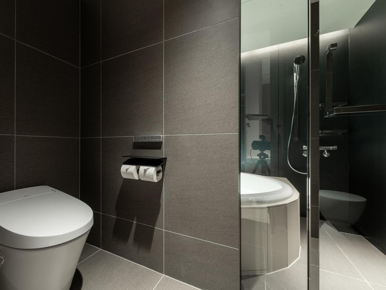 Deluxe King Room with Balcony and Lounge Access