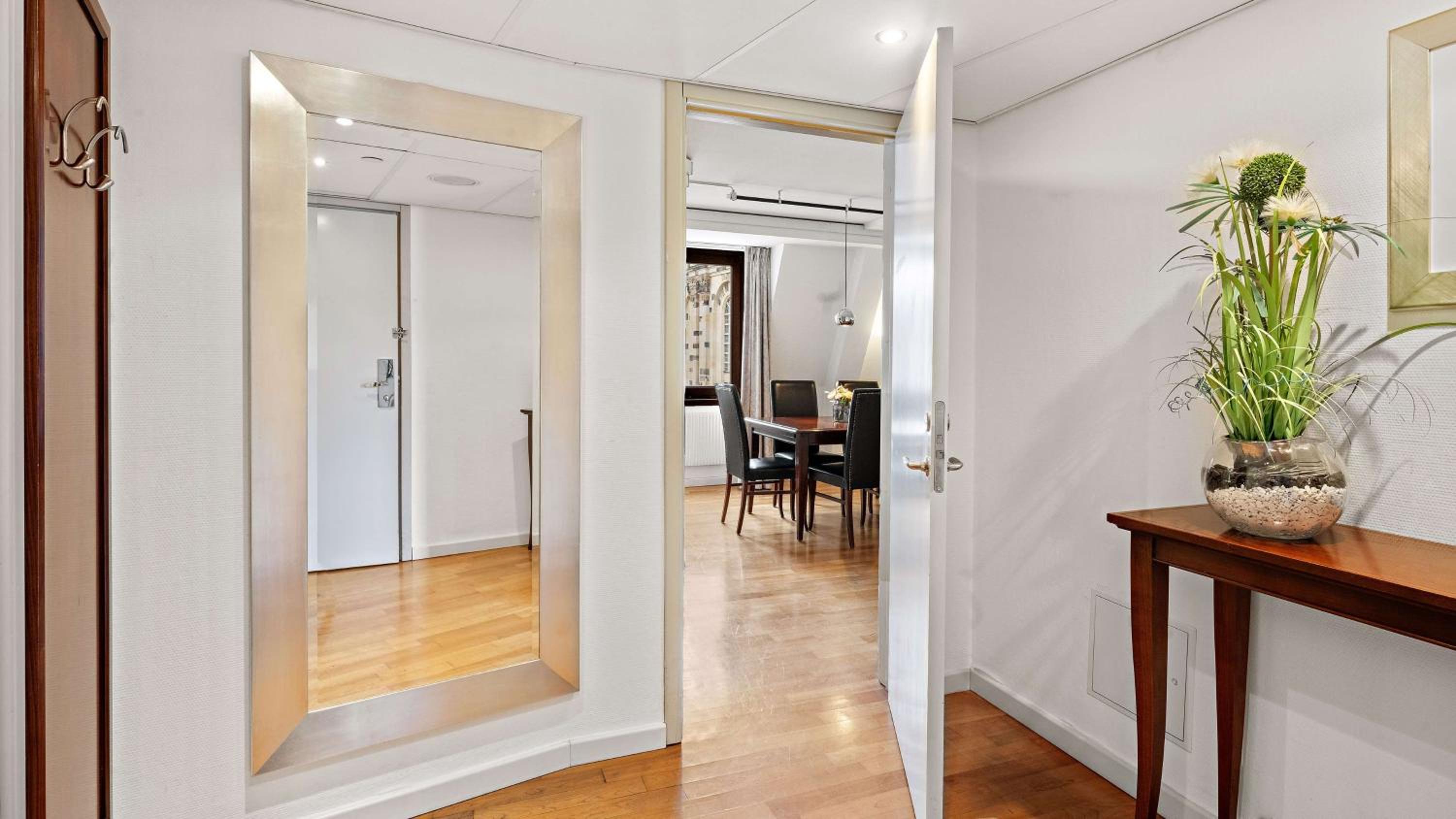 Corner King Suite
