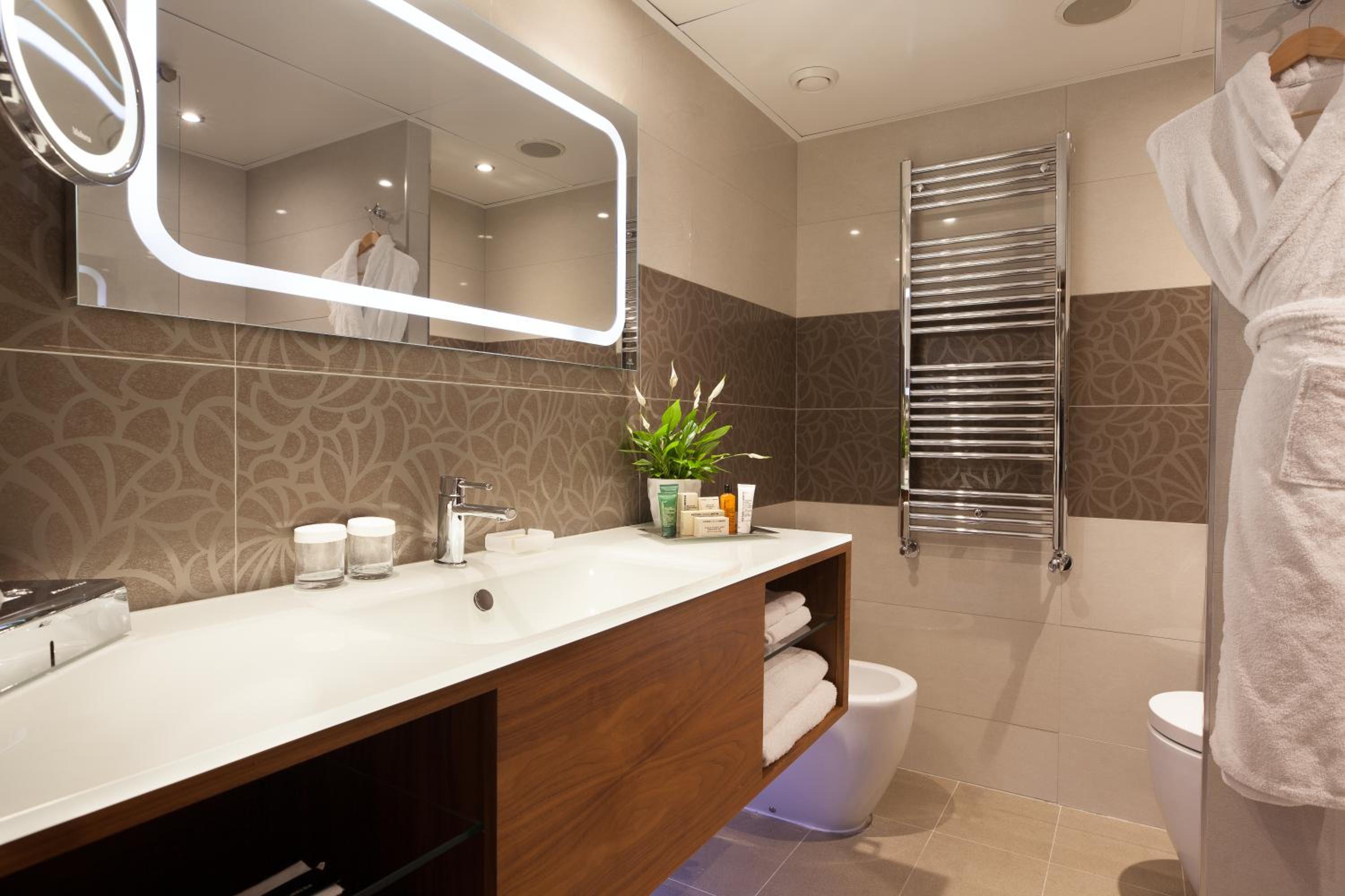 One-Bedroom Executive King Suite with Lounge Access