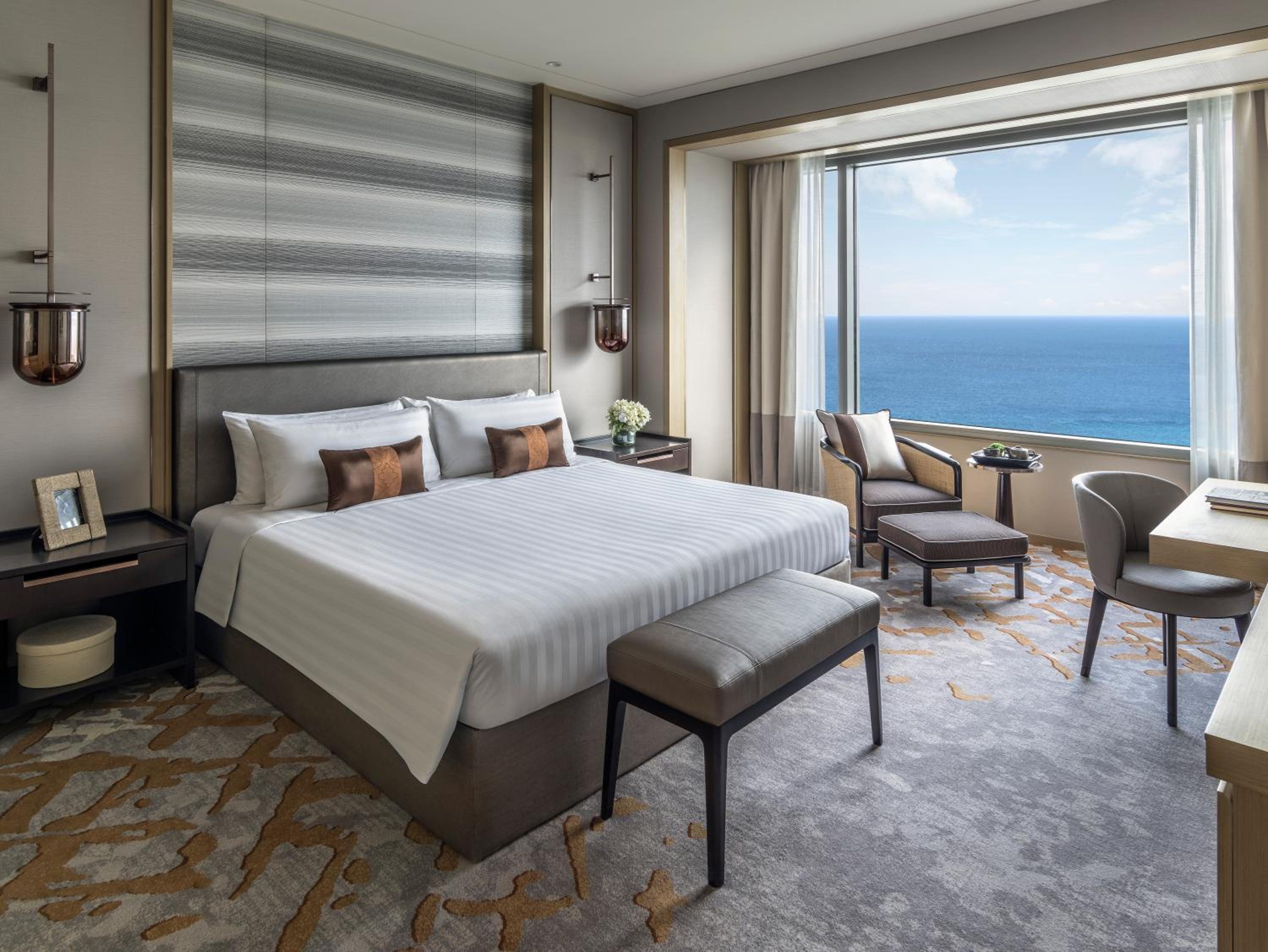 One Bedroom Apartment - Lounge Access on 32nd floor including daily breakfast, complimentary daily high tea, happy hour, and canapés.