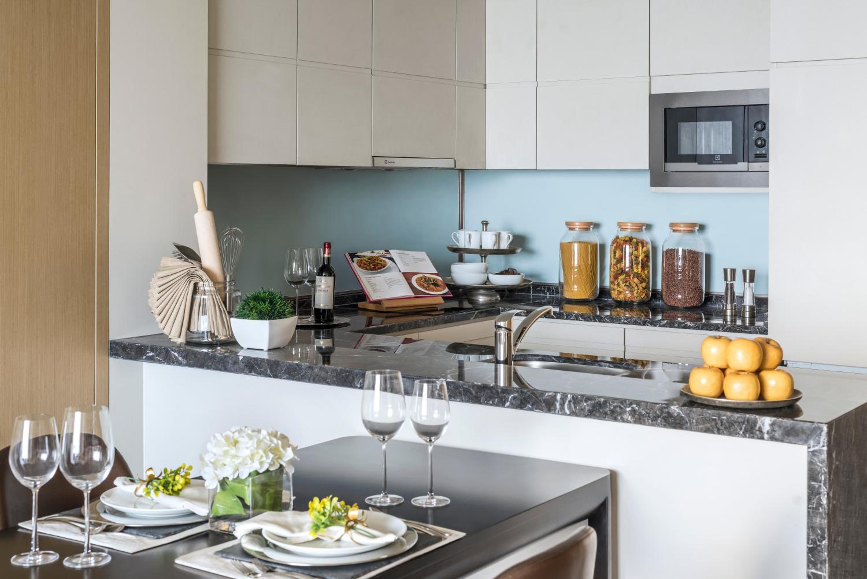 One Bedroom Apartment - Lounge Access on 32nd floor including daily breakfast, complimentary daily high tea, happy hour, and canapés.