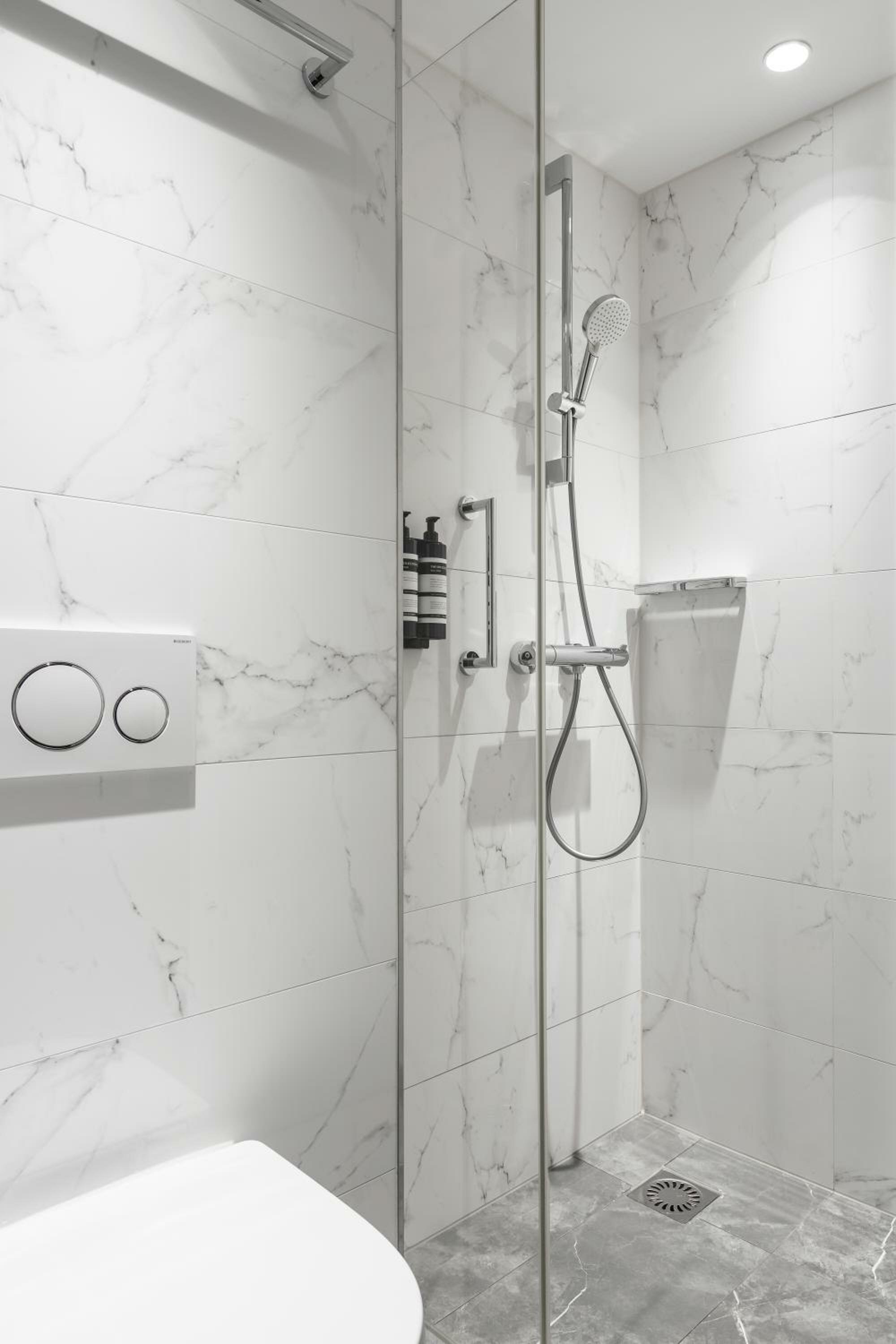 Souterrain Twin Room (Below Street Level with Limited View, no elevator access)