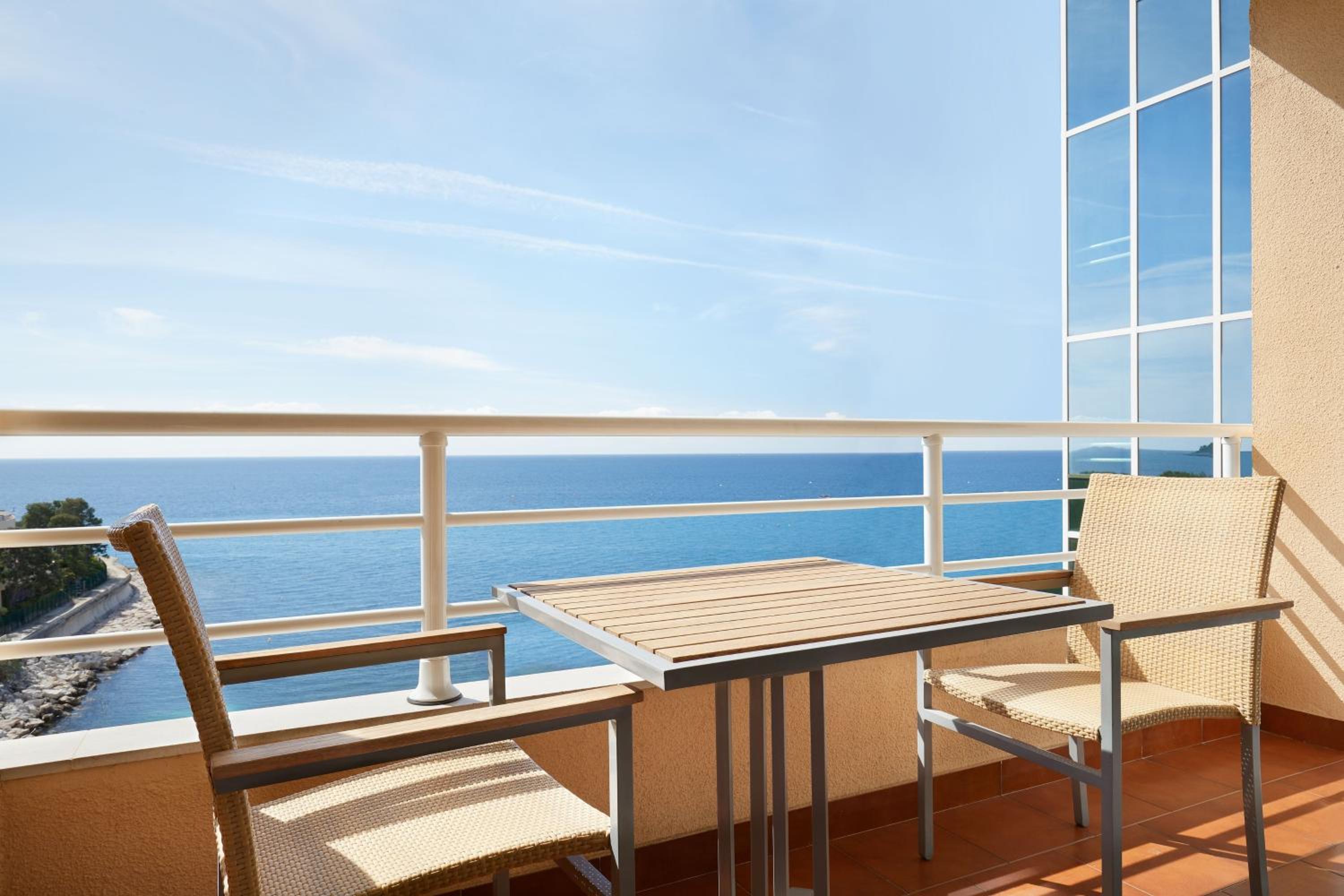 Deluxe, Guest room, 2 Double, Partial sea view, Balcony