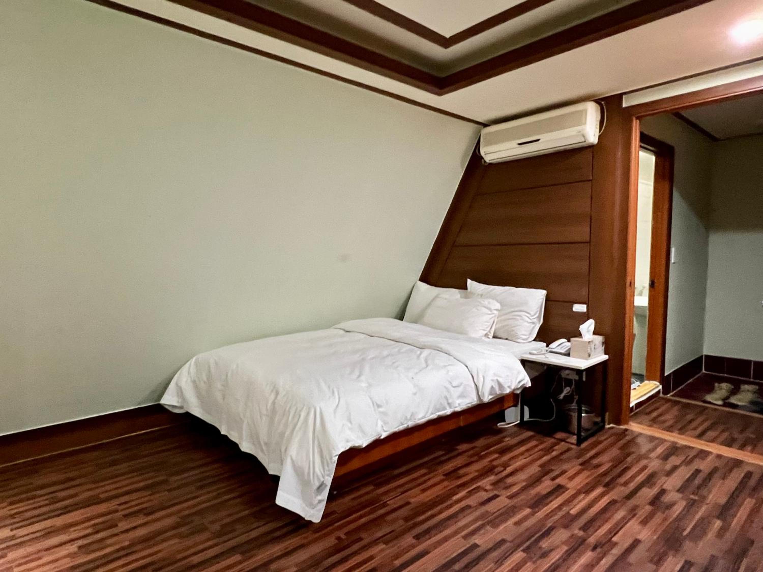 Deluxe Queen Room - No Parking Allowed