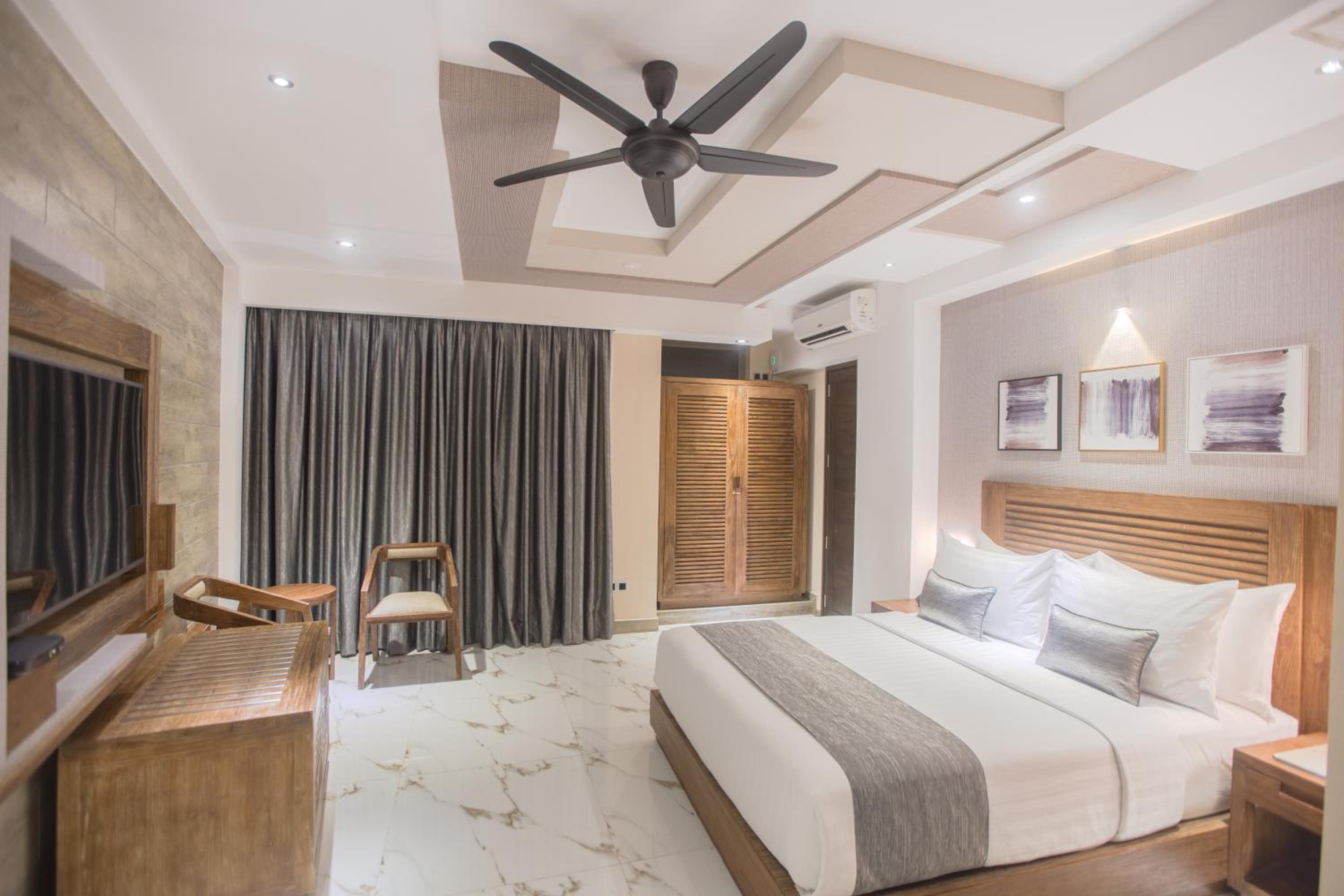 Executive Suite with Balcony (Free Return Airport Transfer)