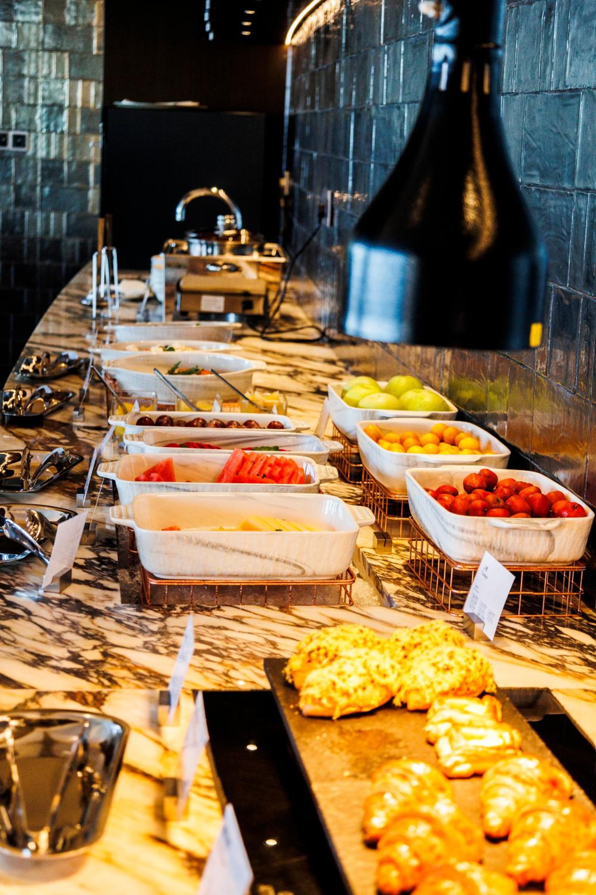 One-Bedroom Suite with Sea View