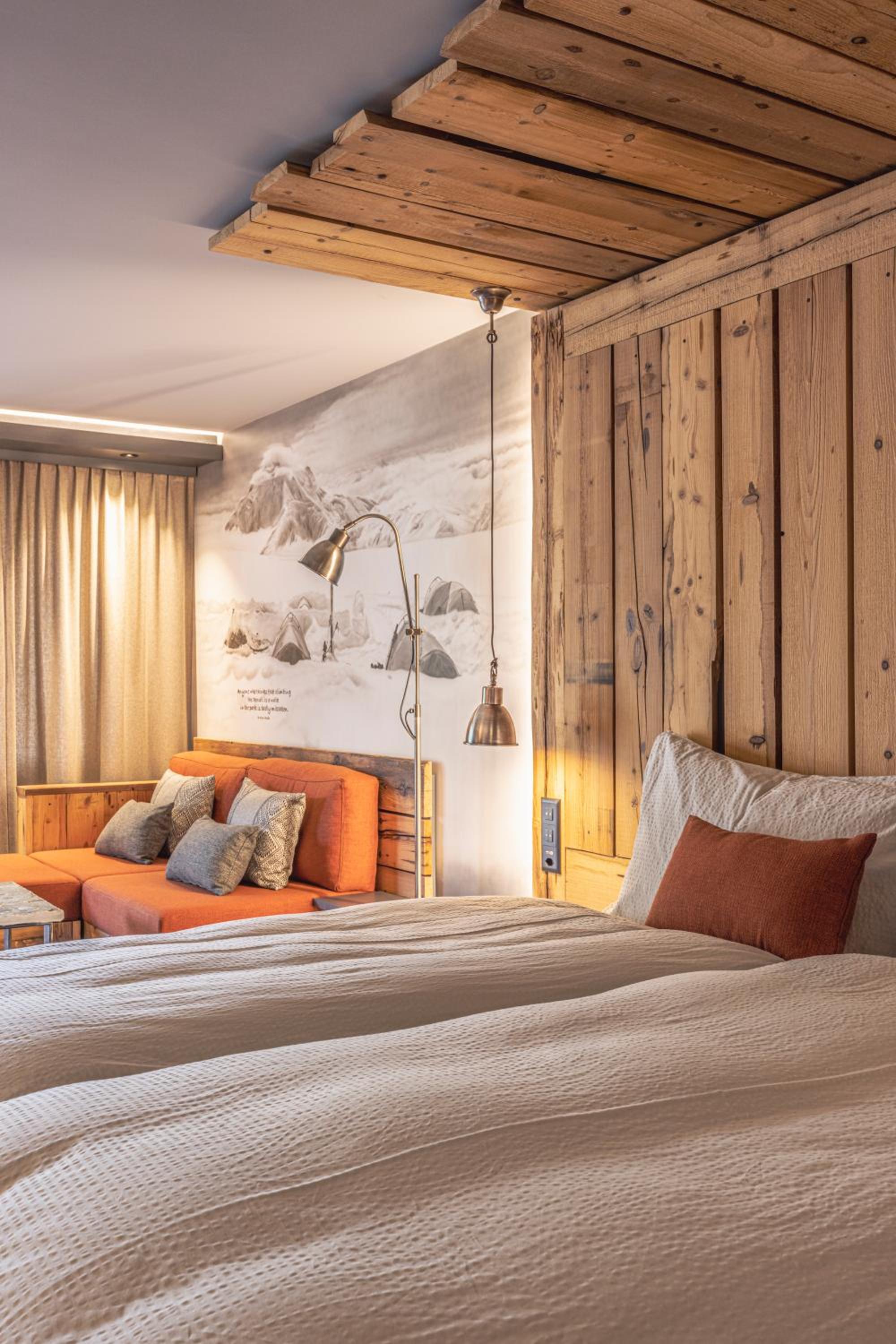 Double Room with Mountain View and Balcony