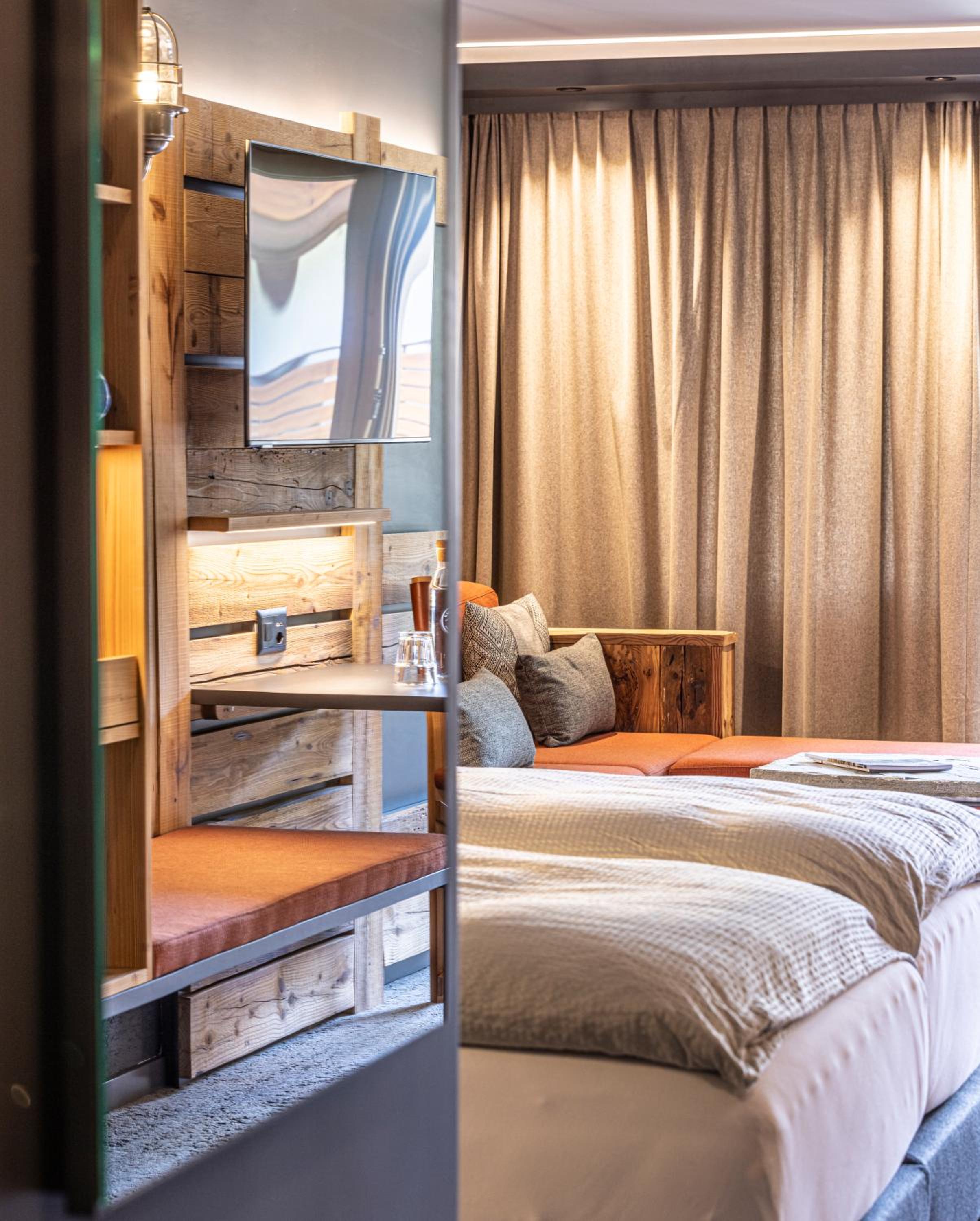 Double Room with Mountain View and Balcony