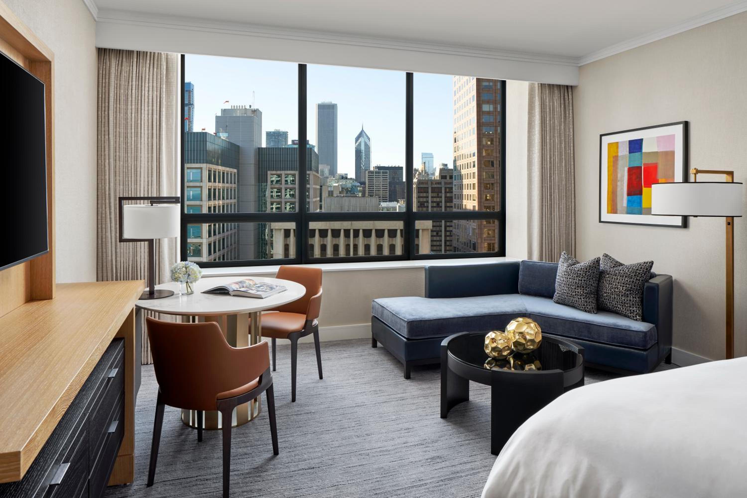 Deluxe King Room with City View - Hearing Accessible