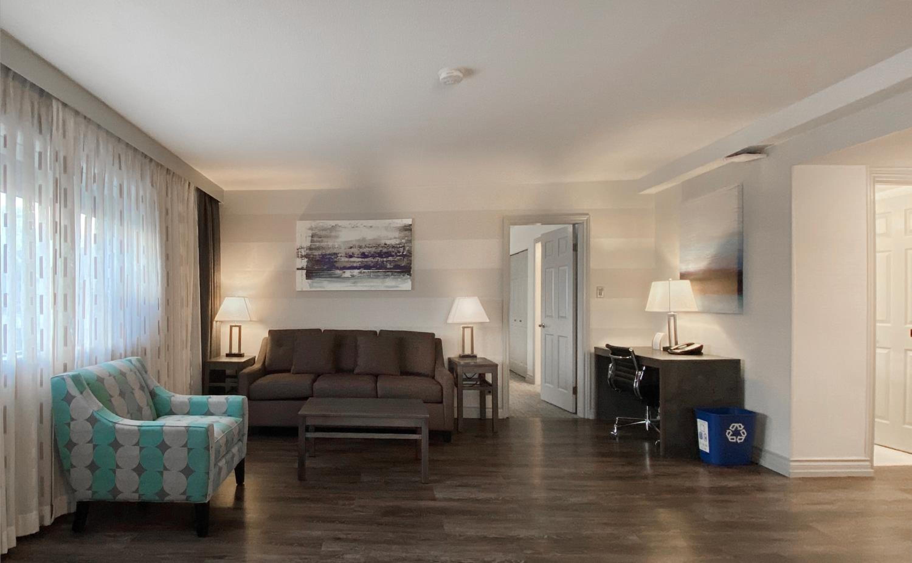 Large King Suite with Kitchenette, Electric fireplace and Balcony- Non-Smoking