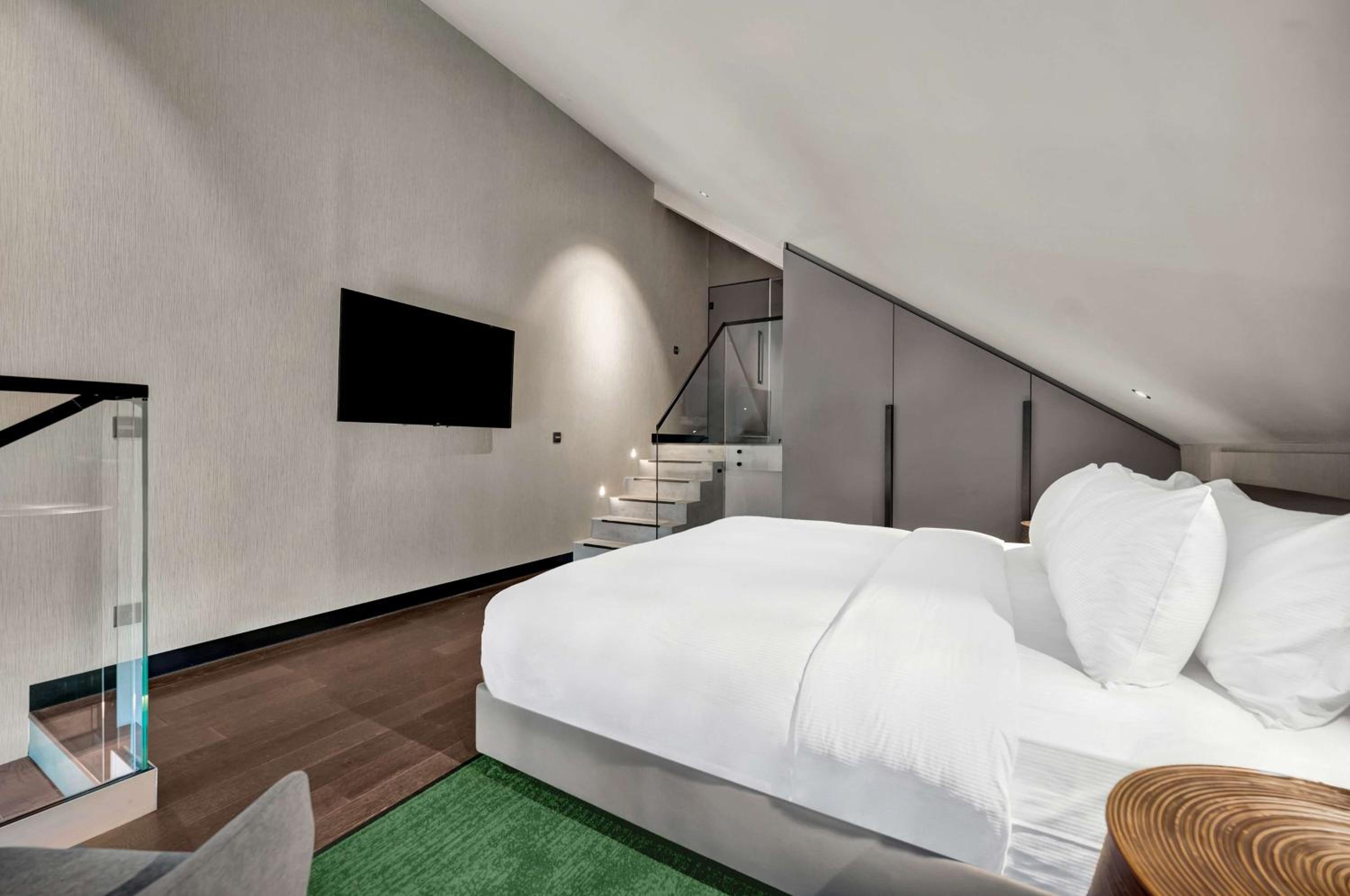 Deluxe Duplex King Suite