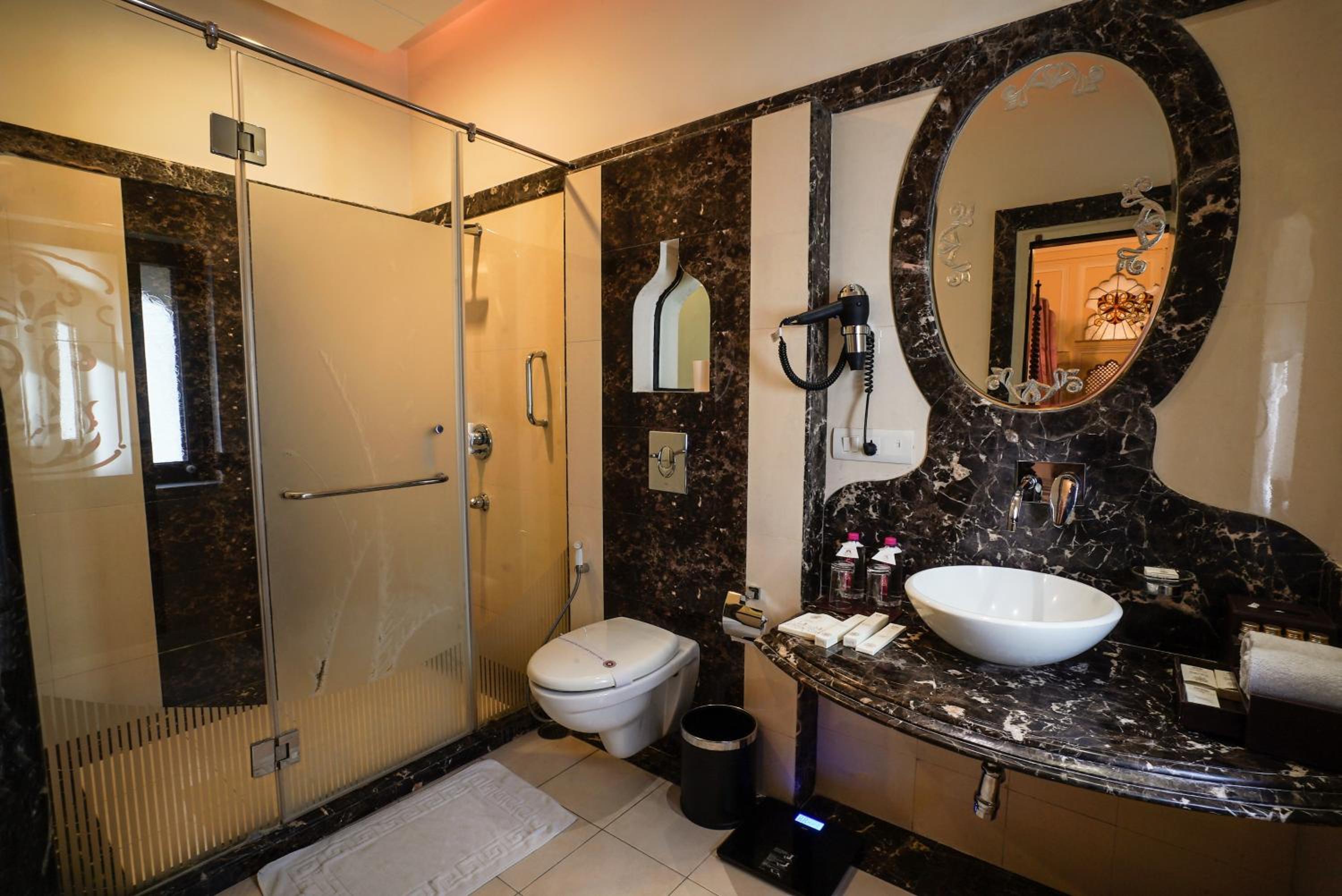 Royal Suite: 20% off on session of Spa, 10% off on food & beverage services, 15 % off On Laundry