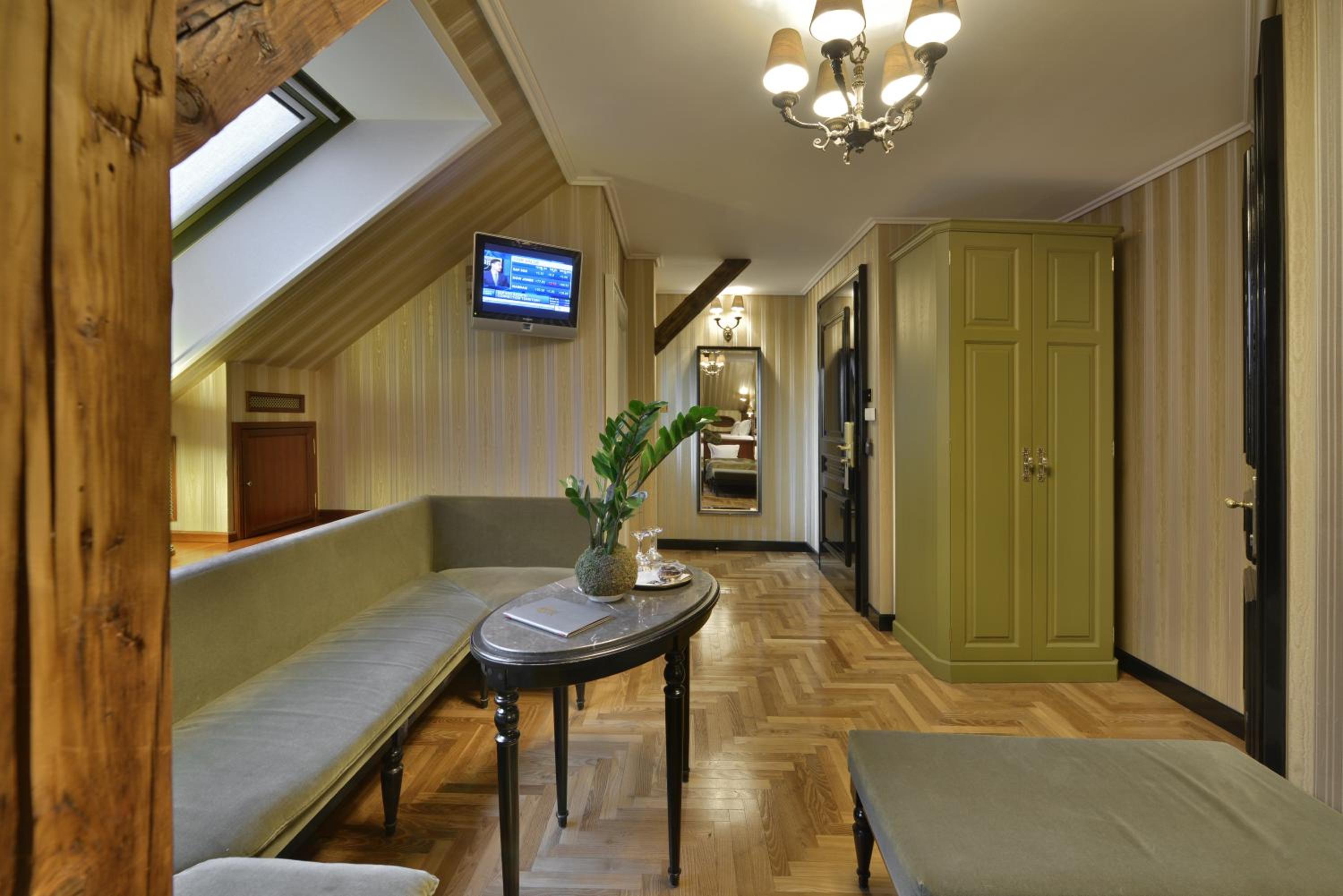 Twin Attic Room