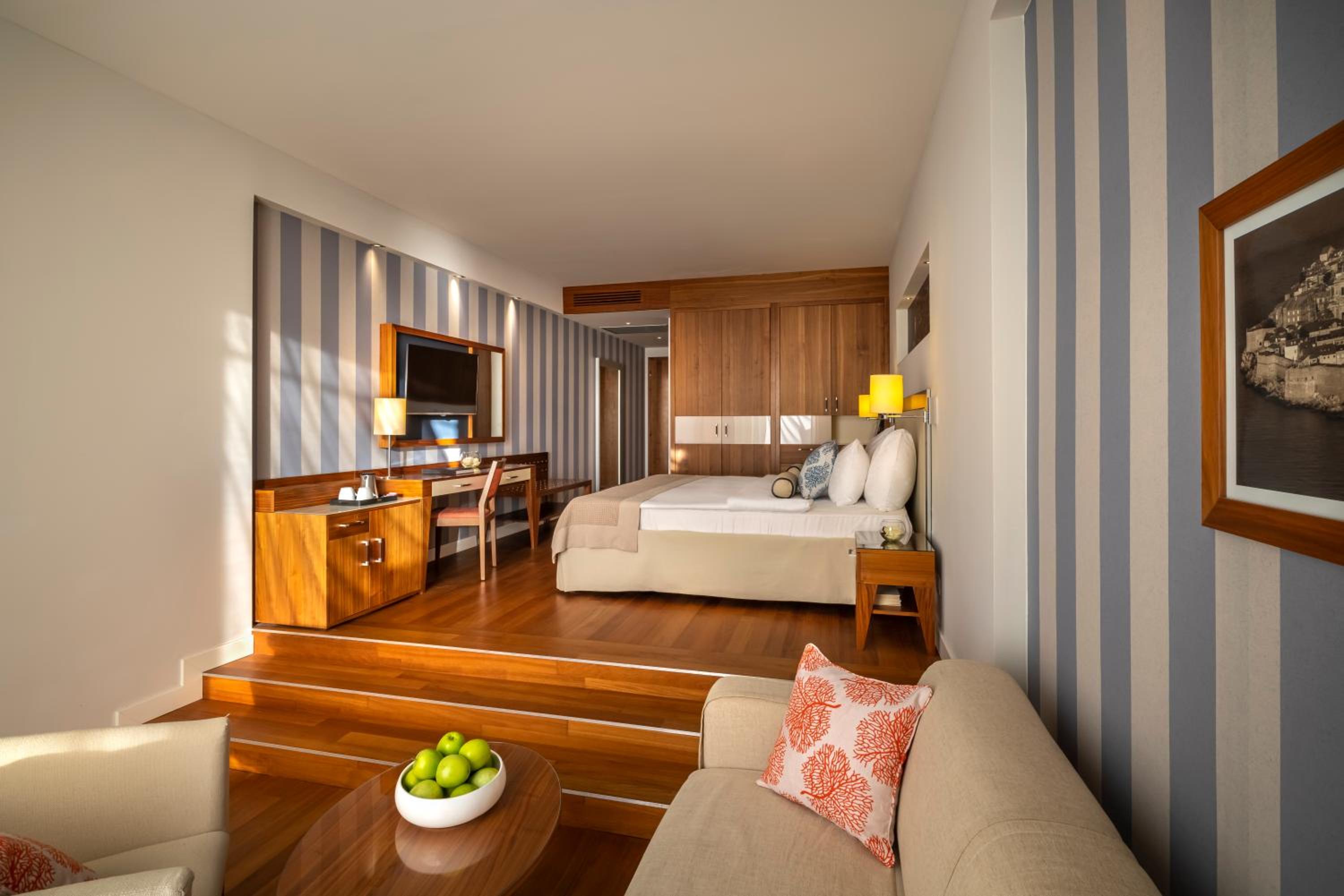 V Level Suite for 2+2 Seaview