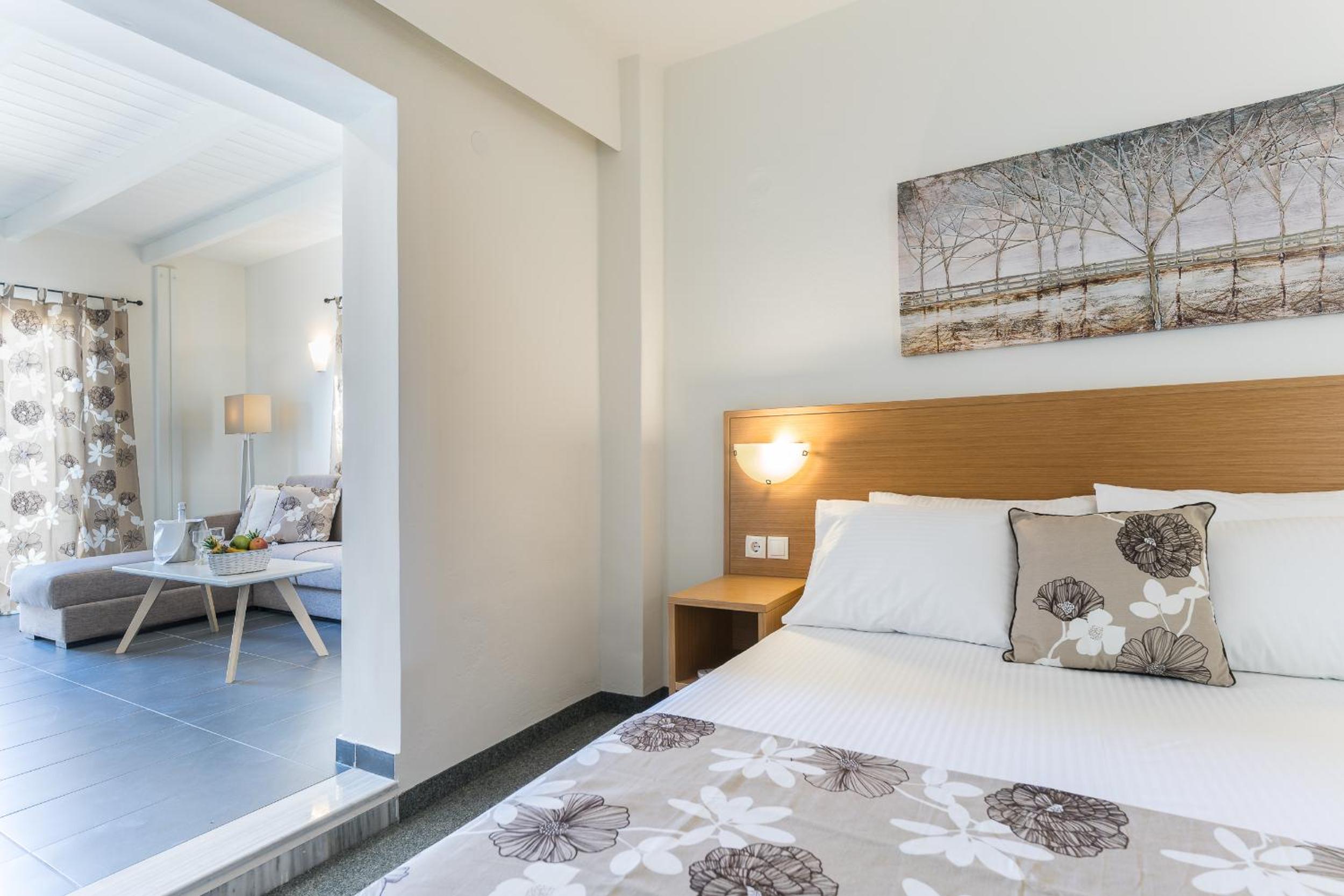 Suite With Openair Jacuzzi (Or Whirlpool/ Hot Tub) - Sea View