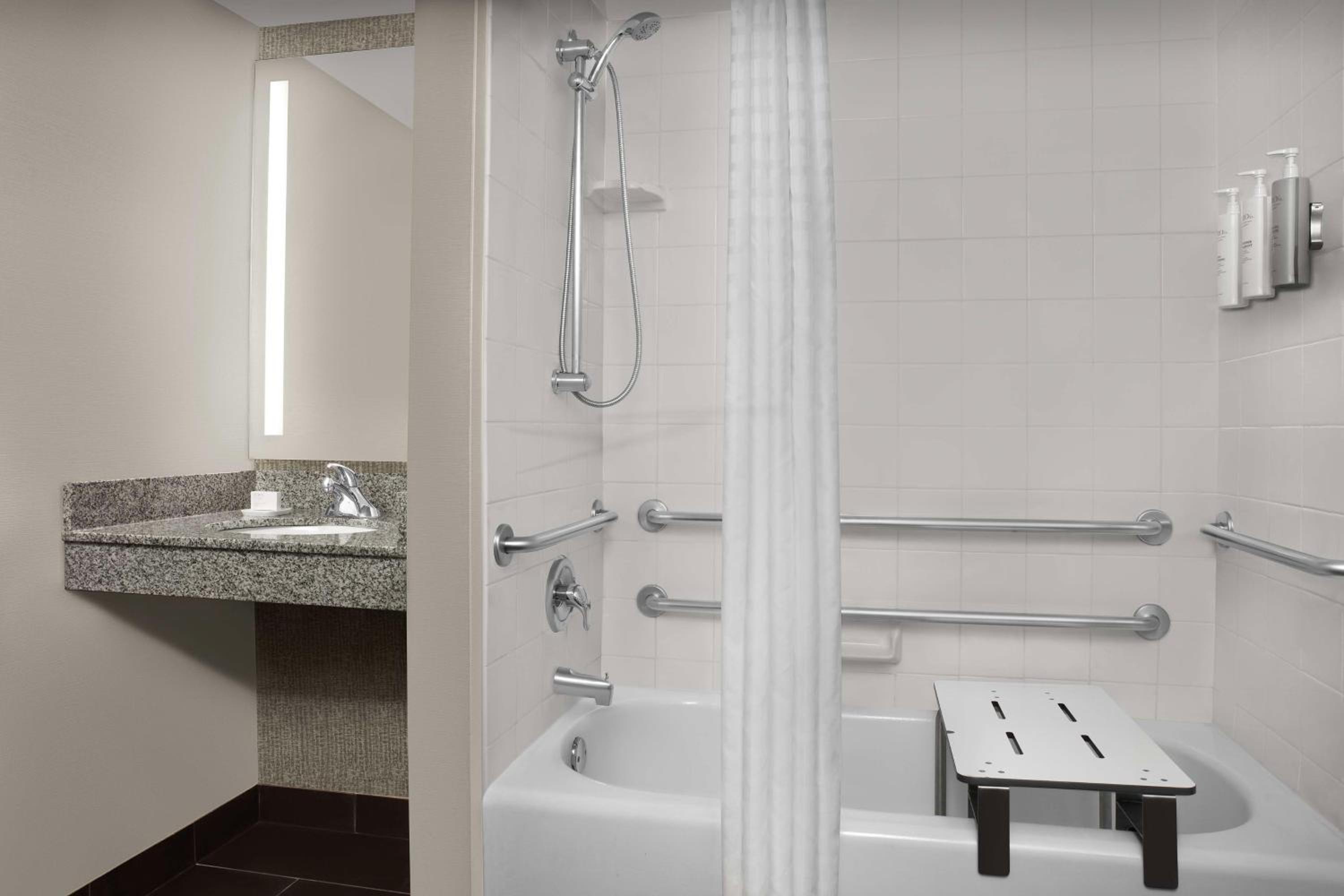 King Room with Accessible Tub - Mobility Access