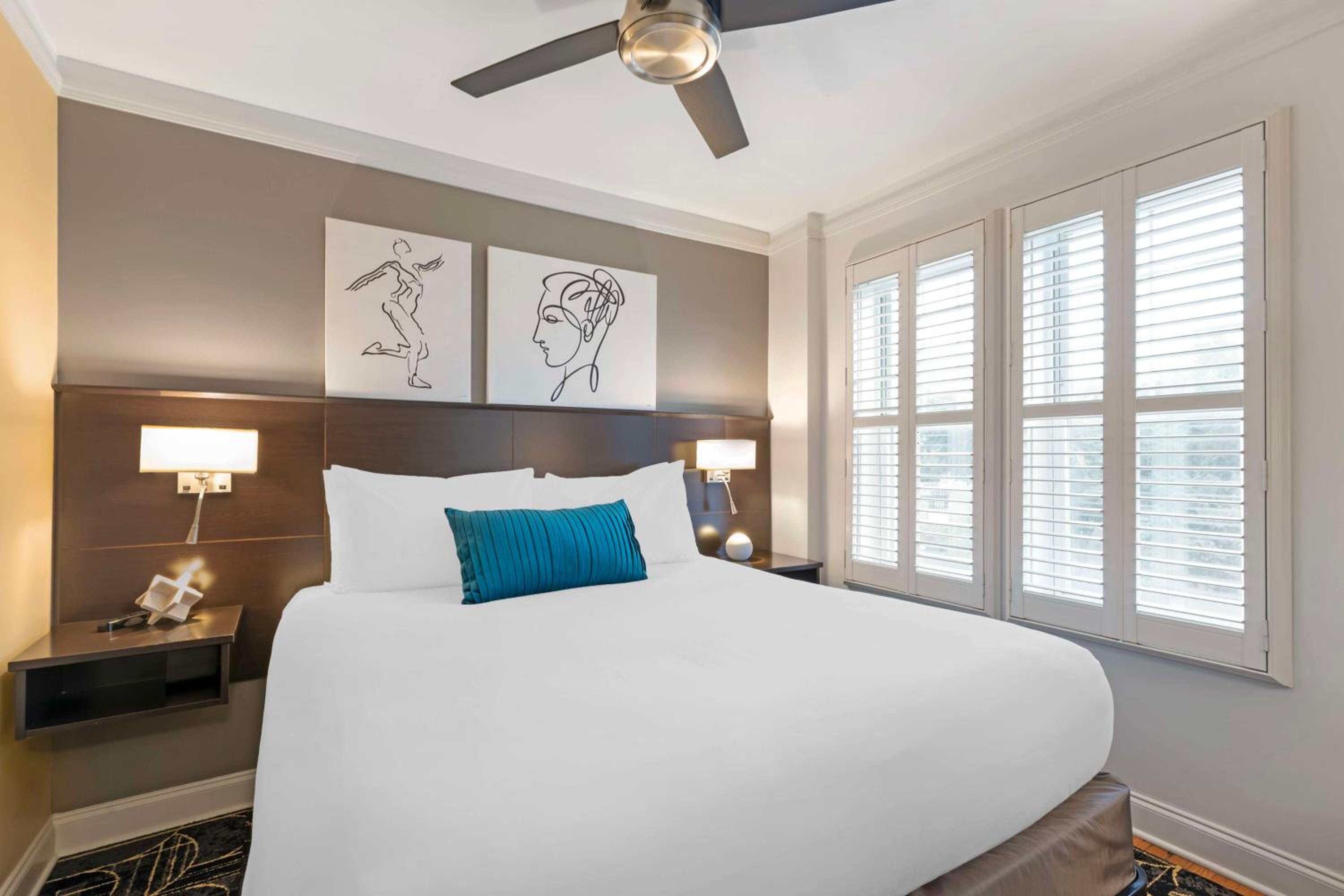 King Suite with Sofa Bed, Kitchenette and Living Area - Non-Smoking