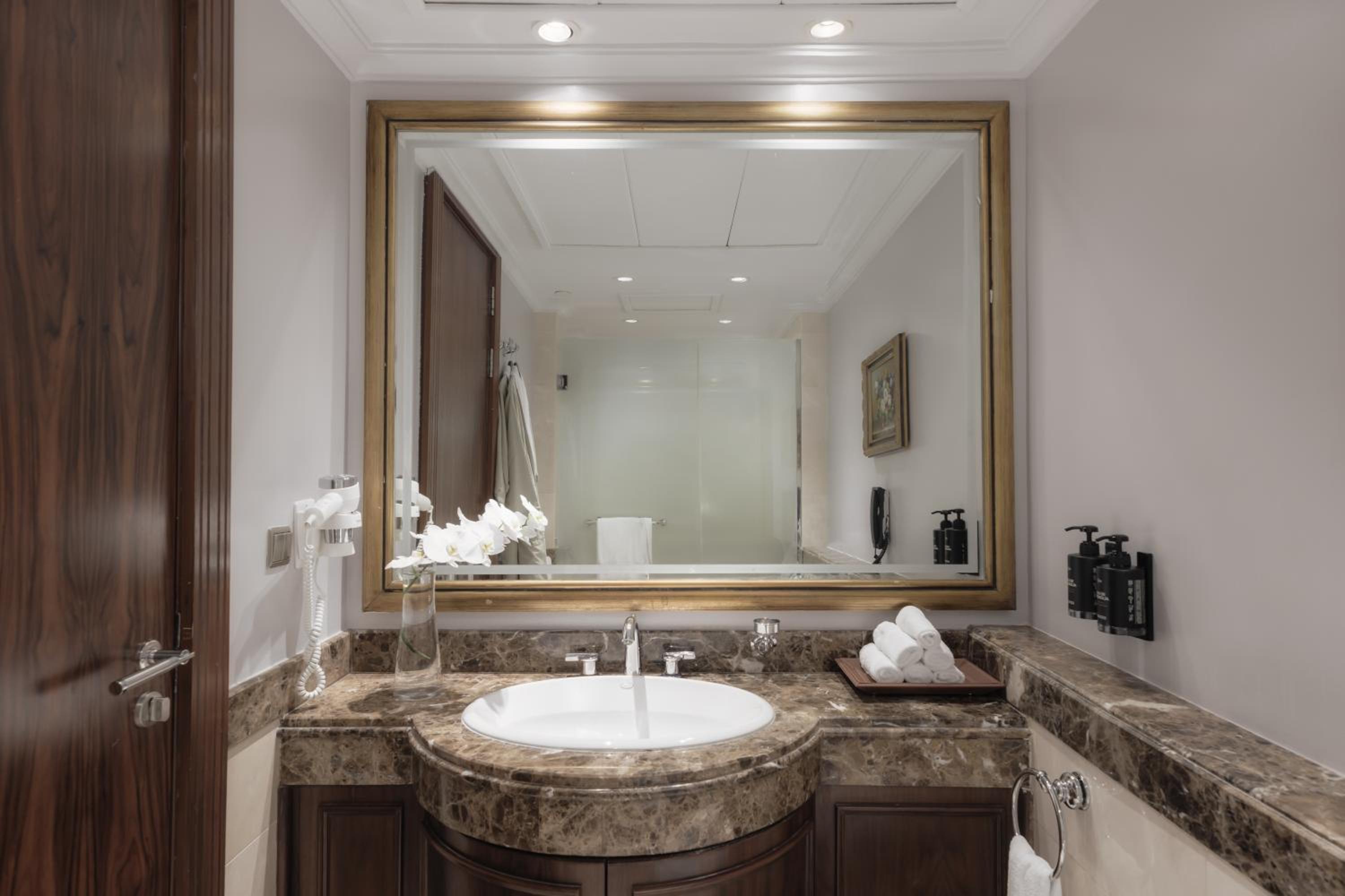  Signature One Bedroom Suite Partial Kaaba View