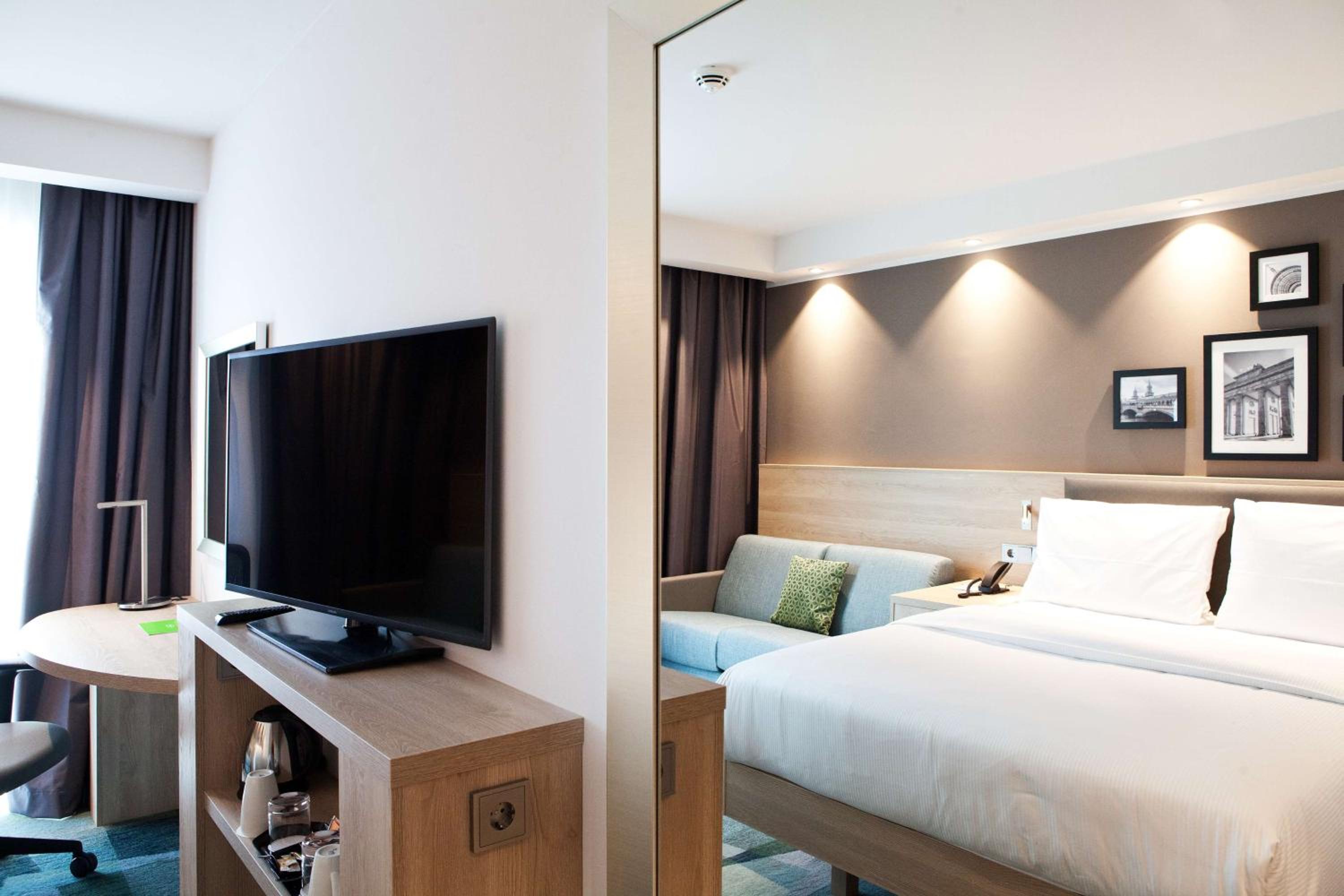 Queen Room with Sofa Bed - Non-Smoking