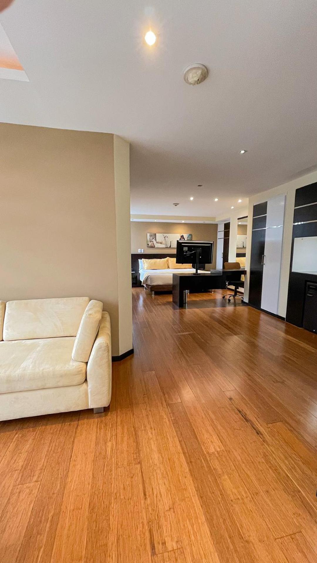 Deluxe King Suite