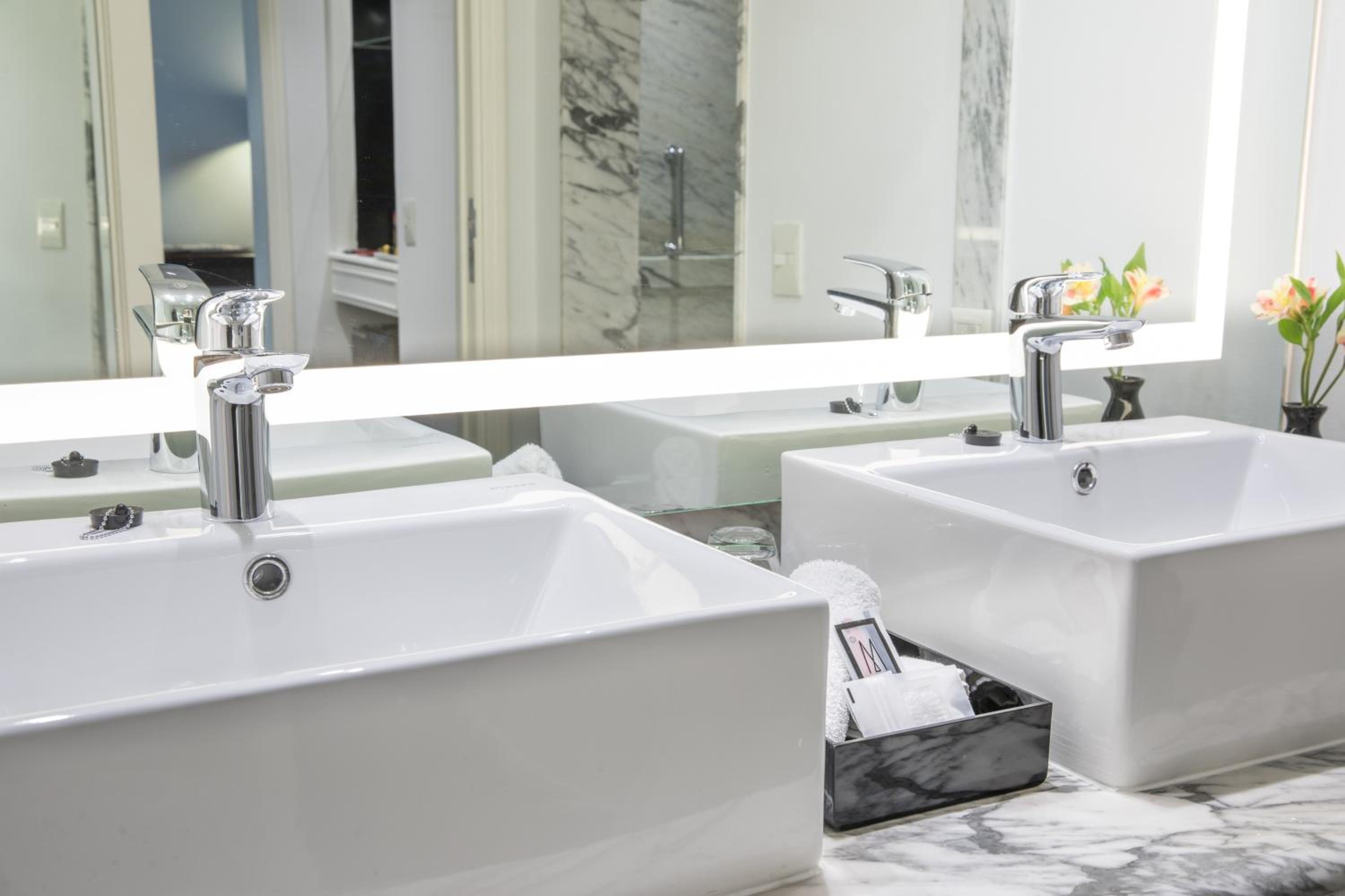 Junior Queen Suite with City View