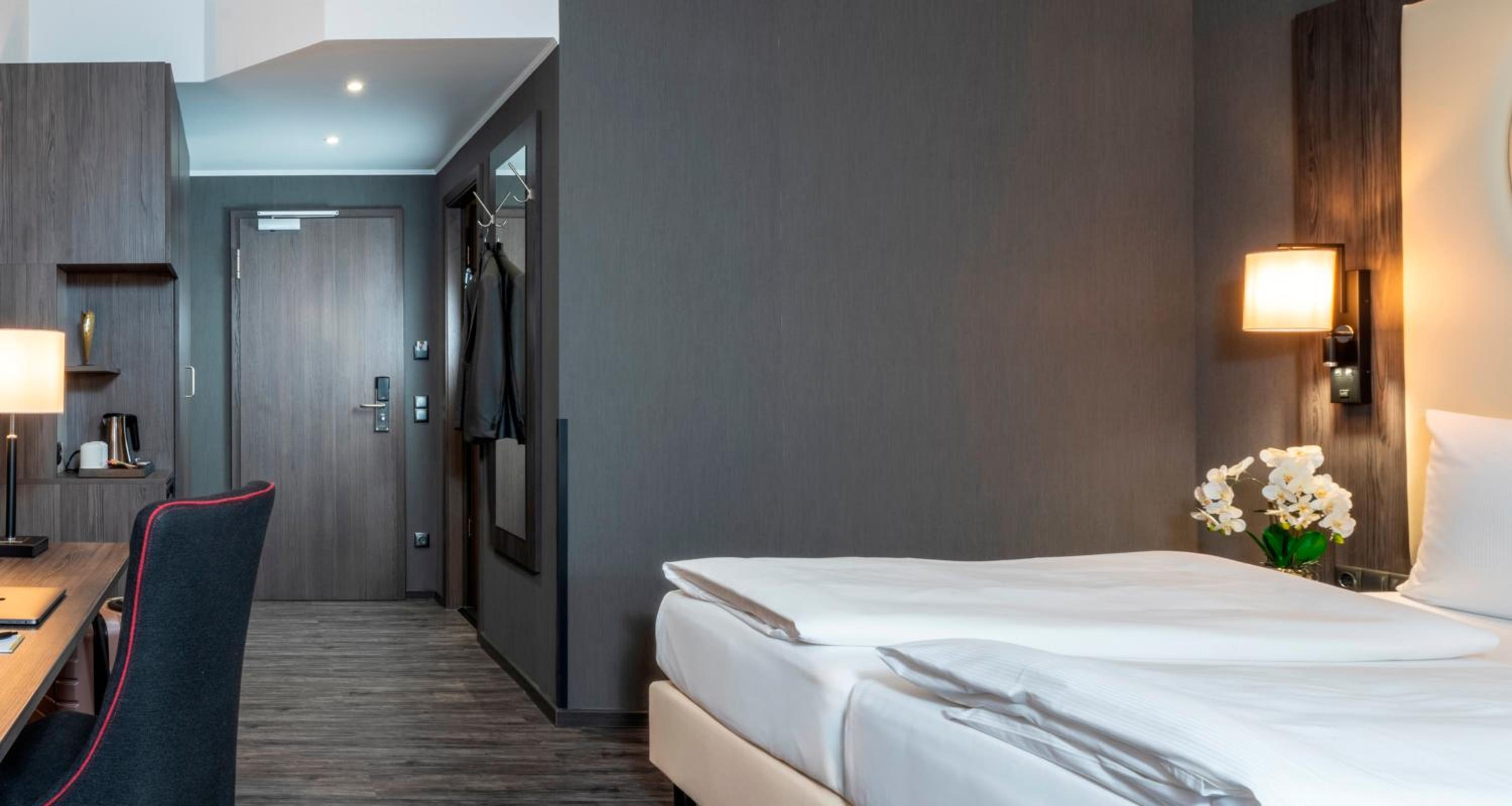 Comfort Double Room - Court Side